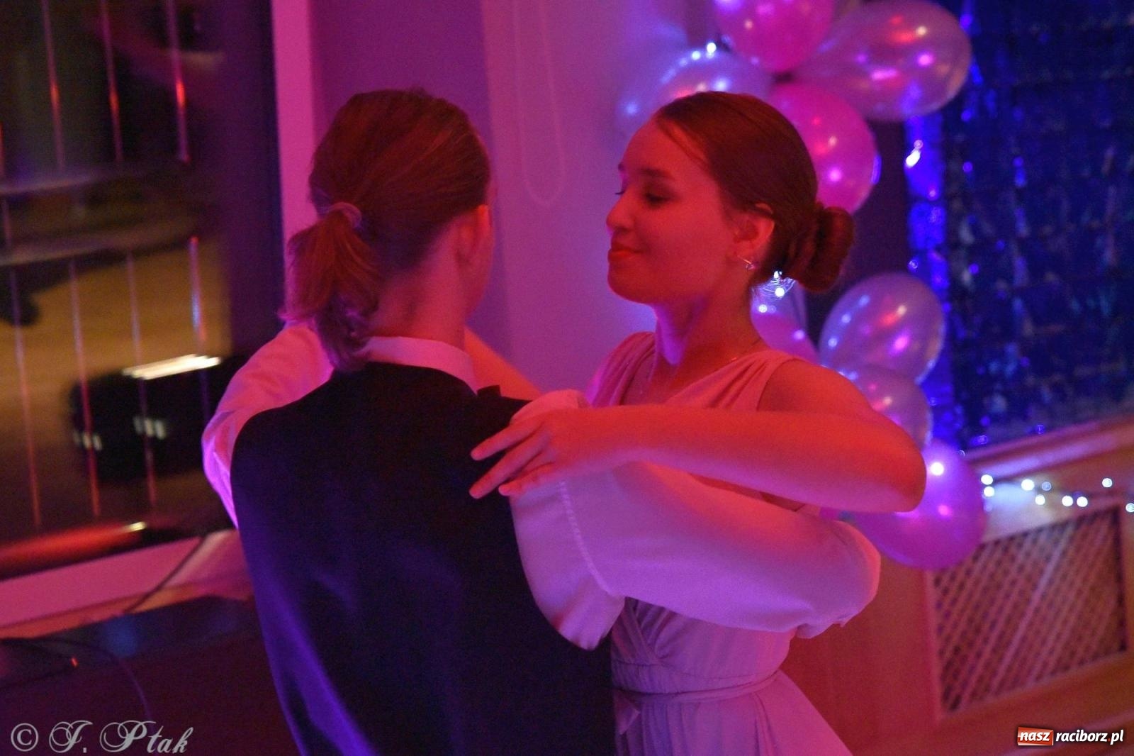 Zdjęcie w galerii na portalu naszraciborz.pl: Andrzejkowy zawrót głowy - pokazy tańca towarzyskiego w MDK wiadomości z regionu