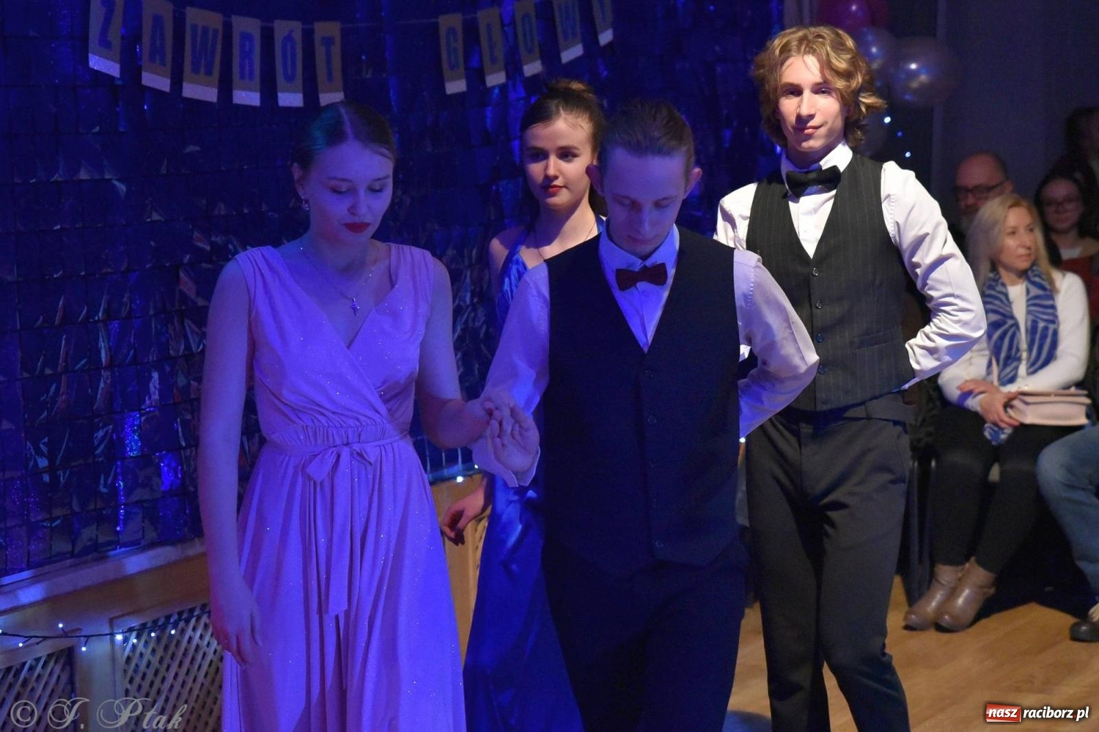 Zdjęcie w galerii na portalu naszraciborz.pl: Andrzejkowy zawrót głowy - pokazy tańca towarzyskiego w MDK wiadomości z regionu