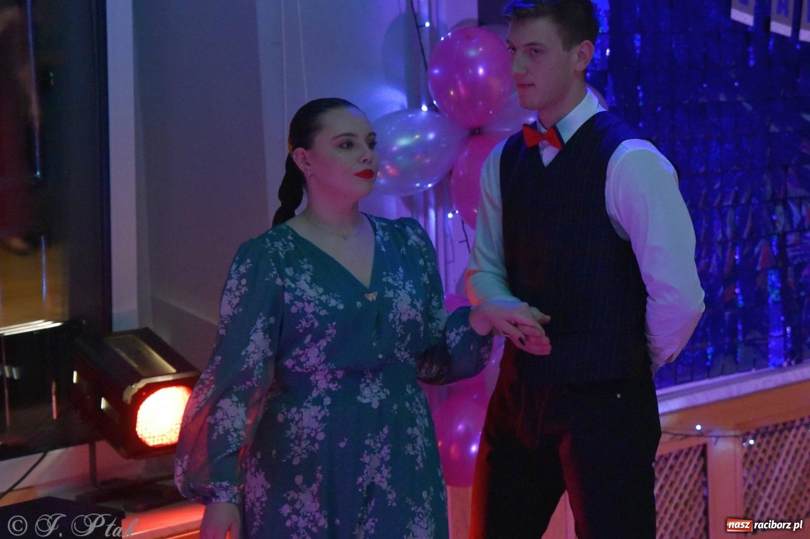 Zdjęcie w galerii na portalu naszraciborz.pl: Andrzejkowy zawrót głowy - pokazy tańca towarzyskiego w MDK wiadomości z regionu