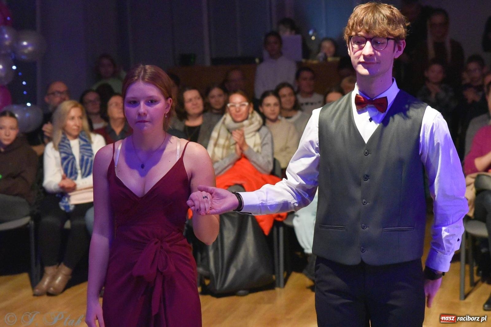 Zdjęcie w galerii na portalu naszraciborz.pl: Andrzejkowy zawrót głowy - pokazy tańca towarzyskiego w MDK wiadomości z regionu