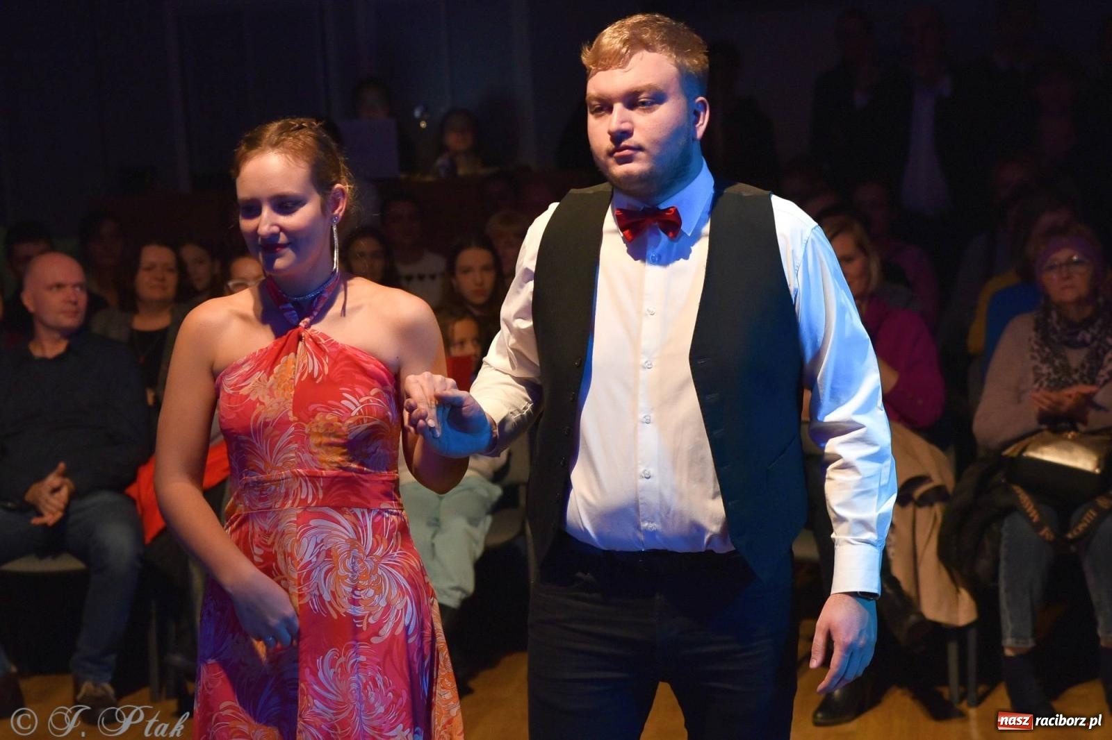Zdjęcie w galerii na portalu naszraciborz.pl: Andrzejkowy zawrót głowy - pokazy tańca towarzyskiego w MDK wiadomości z regionu