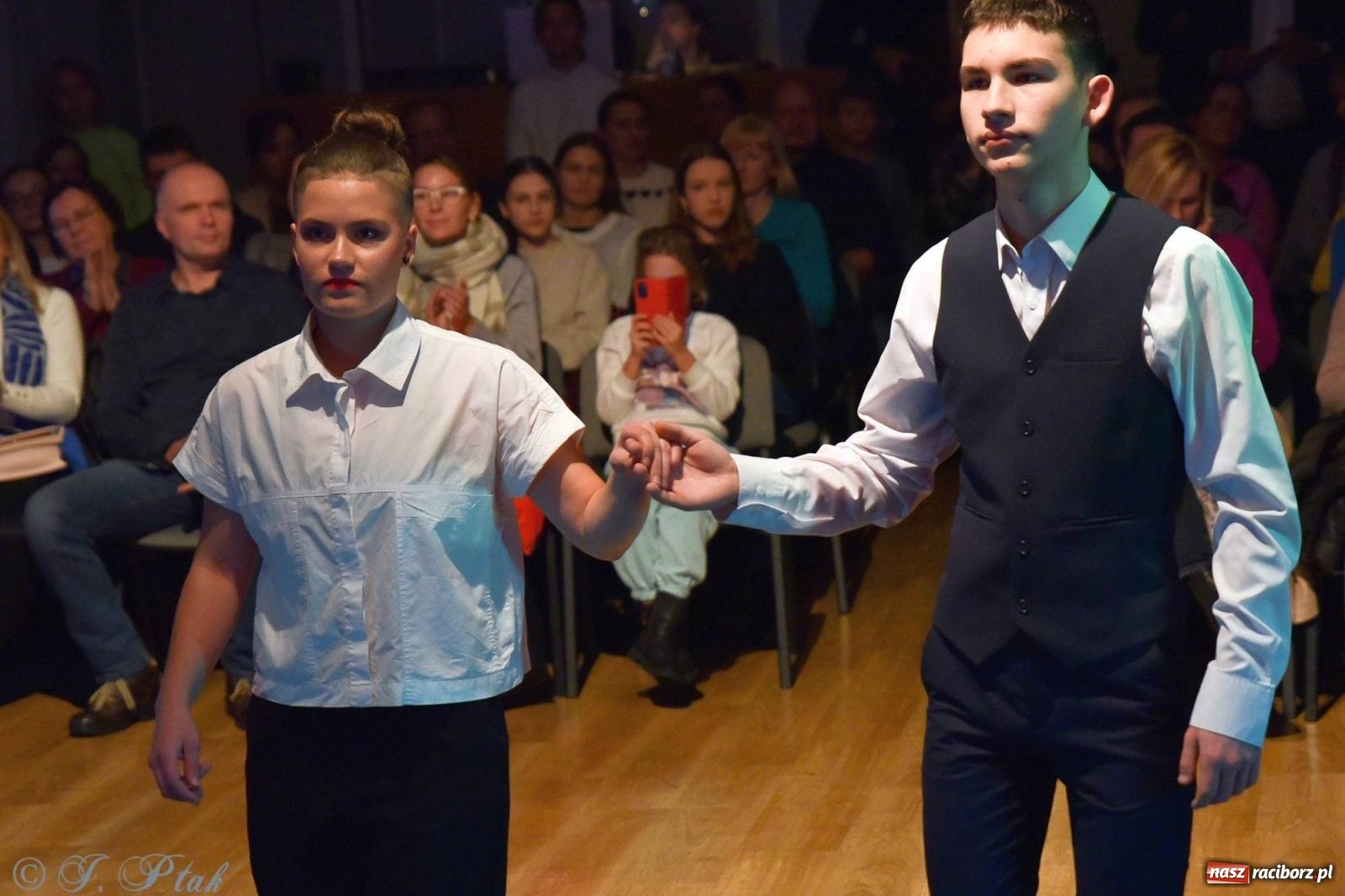 Zdjęcie w galerii na portalu naszraciborz.pl: Andrzejkowy zawrót głowy - pokazy tańca towarzyskiego w MDK wiadomości z regionu