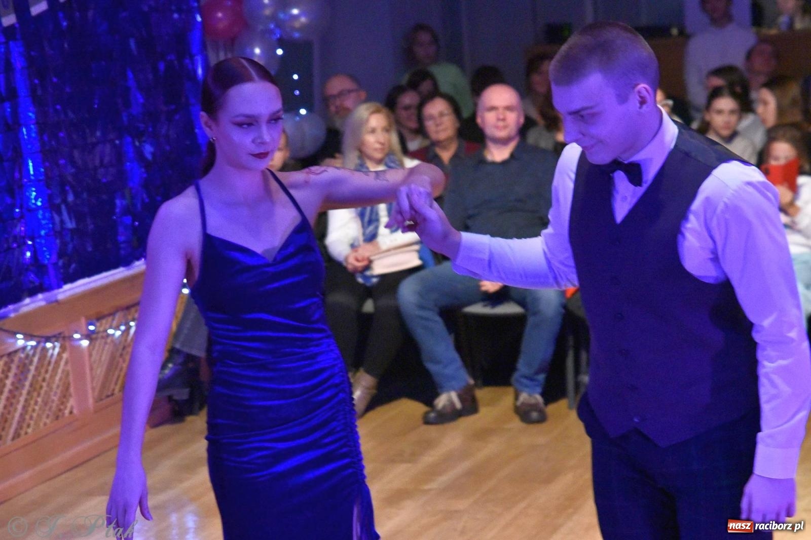 Zdjęcie w galerii na portalu naszraciborz.pl: Andrzejkowy zawrót głowy - pokazy tańca towarzyskiego w MDK wiadomości z regionu