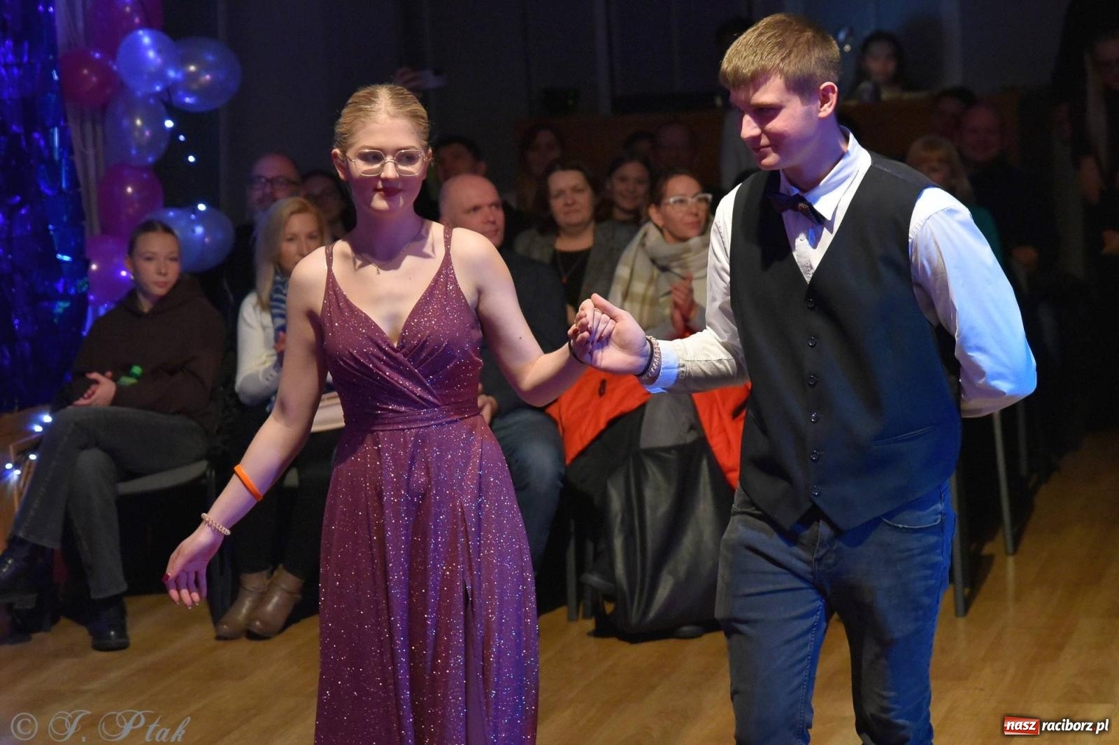 Zdjęcie w galerii na portalu naszraciborz.pl: Andrzejkowy zawrót głowy - pokazy tańca towarzyskiego w MDK wiadomości z regionu