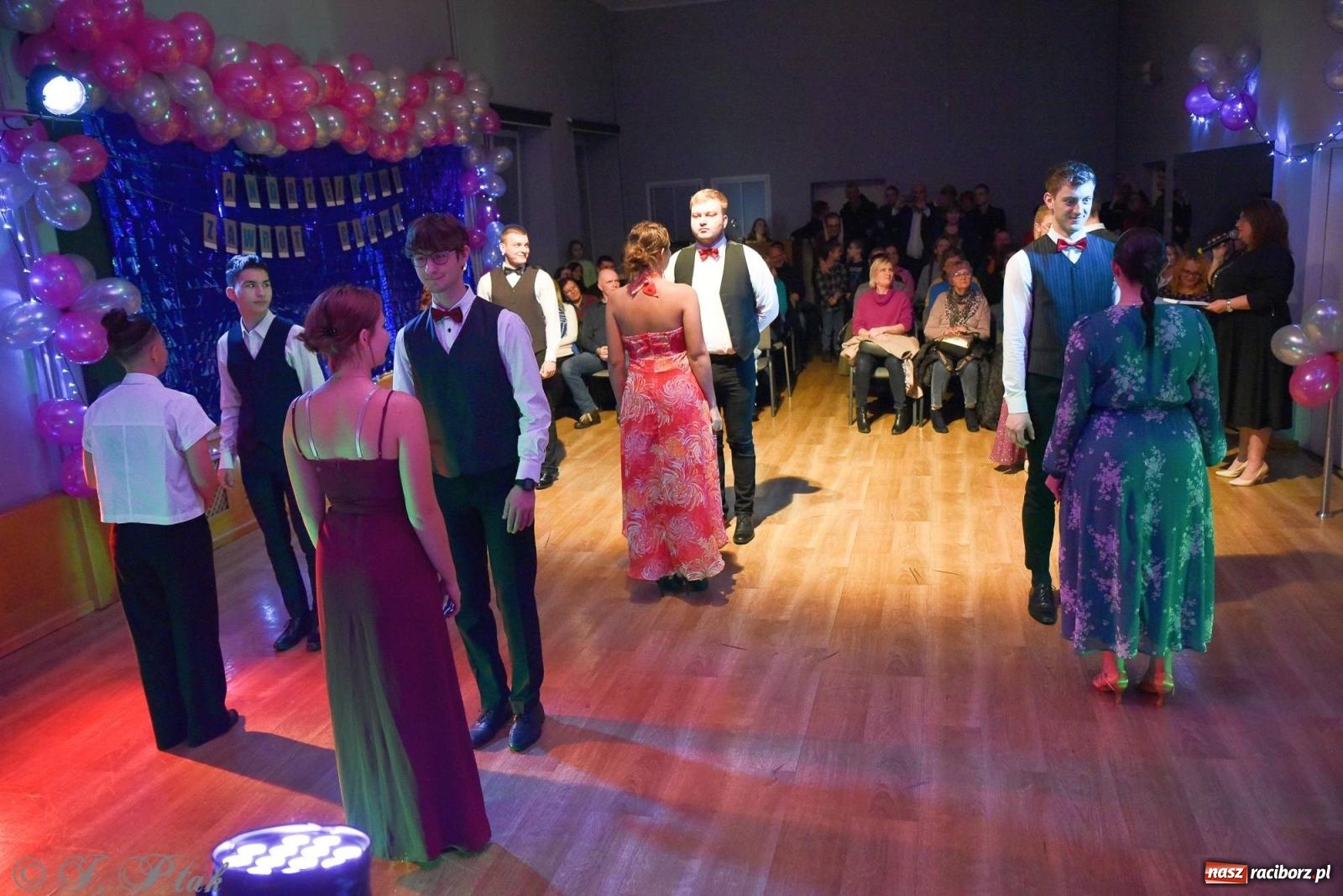 Zdjęcie w galerii na portalu naszraciborz.pl: Andrzejkowy zawrót głowy - pokazy tańca towarzyskiego w MDK wiadomości z regionu