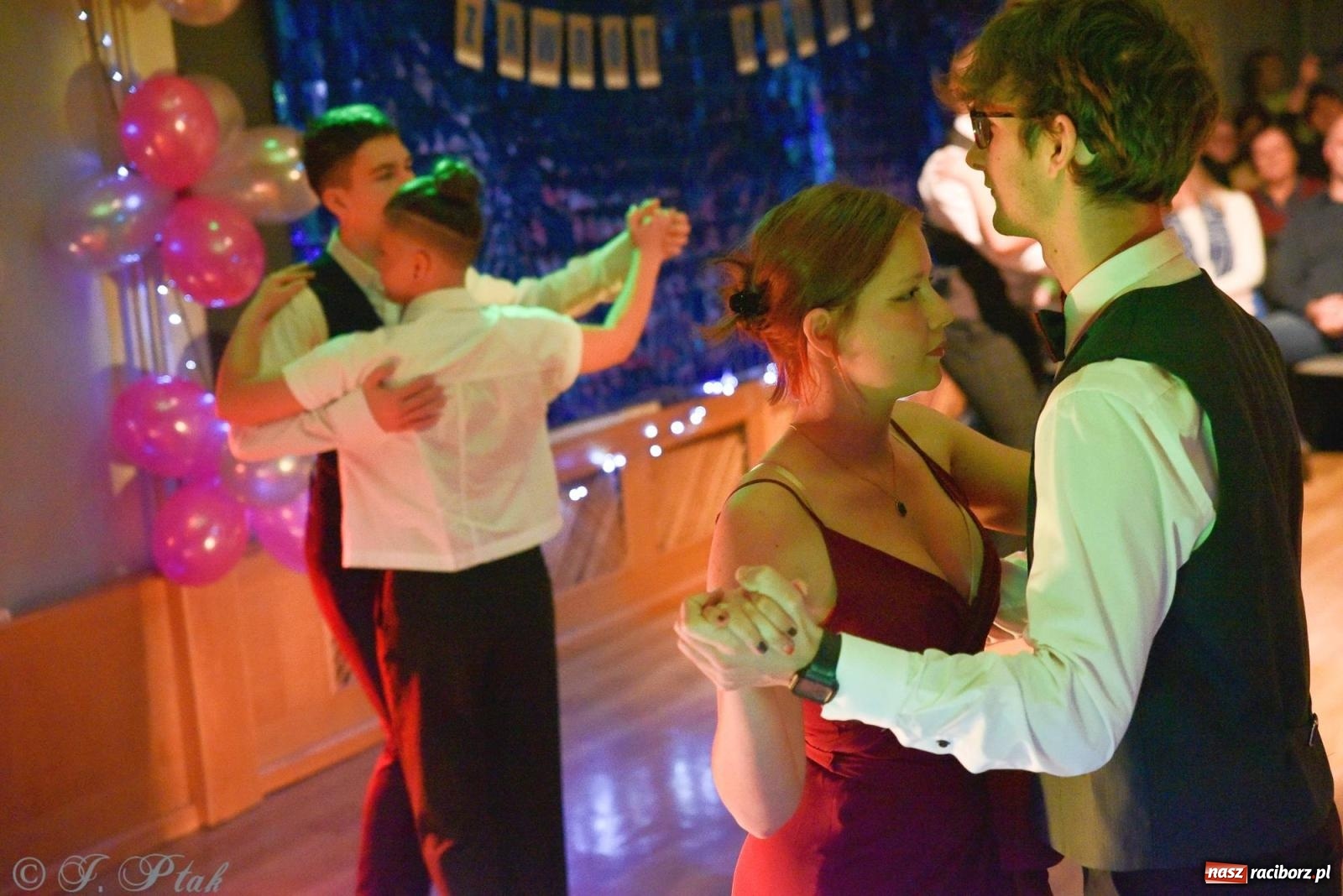 Zdjęcie w galerii na portalu naszraciborz.pl: Andrzejkowy zawrót głowy - pokazy tańca towarzyskiego w MDK wiadomości z regionu