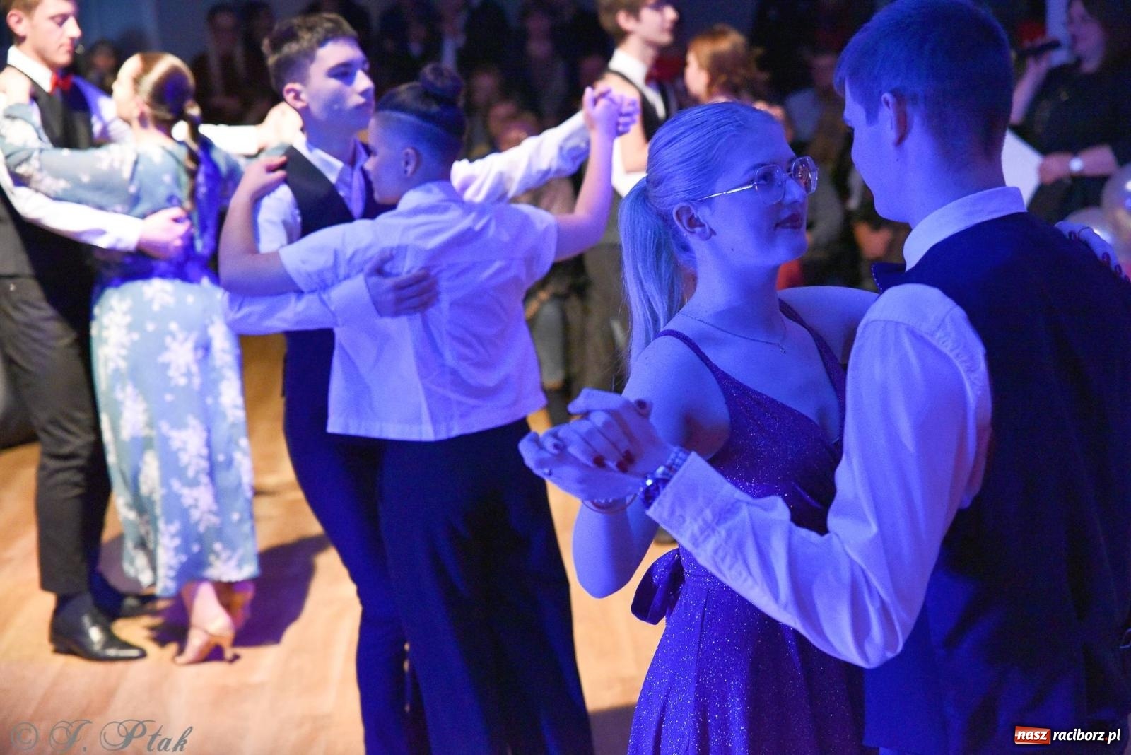 Zdjęcie w galerii na portalu naszraciborz.pl: Andrzejkowy zawrót głowy - pokazy tańca towarzyskiego w MDK wiadomości z regionu
