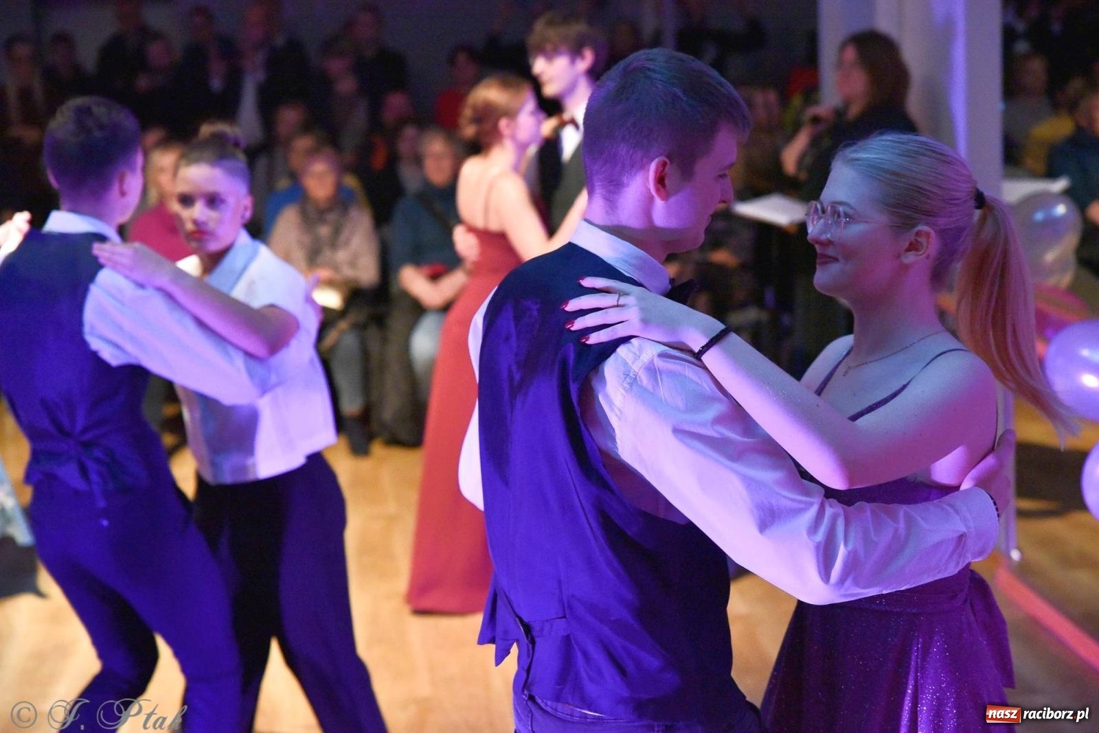 Zdjęcie w galerii na portalu naszraciborz.pl: Andrzejkowy zawrót głowy - pokazy tańca towarzyskiego w MDK wiadomości z regionu