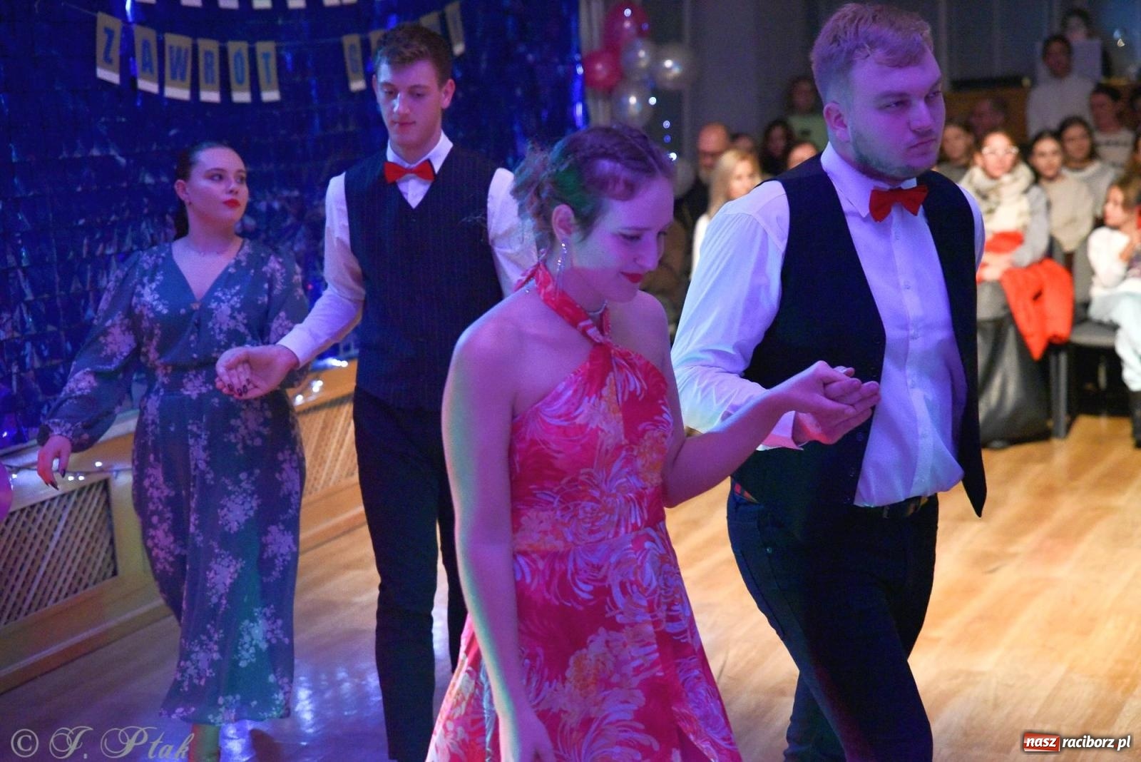 Zdjęcie w galerii na portalu naszraciborz.pl: Andrzejkowy zawrót głowy - pokazy tańca towarzyskiego w MDK wiadomości z regionu