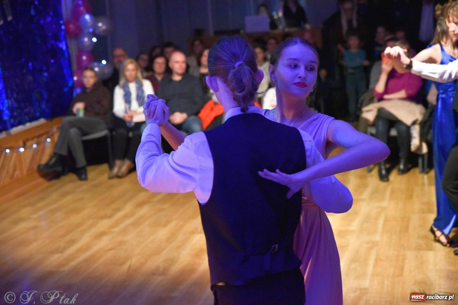 Zdjęcie w galerii na portalu naszraciborz.pl: Andrzejkowy zawrót głowy - pokazy tańca towarzyskiego w MDK wiadomości z regionu