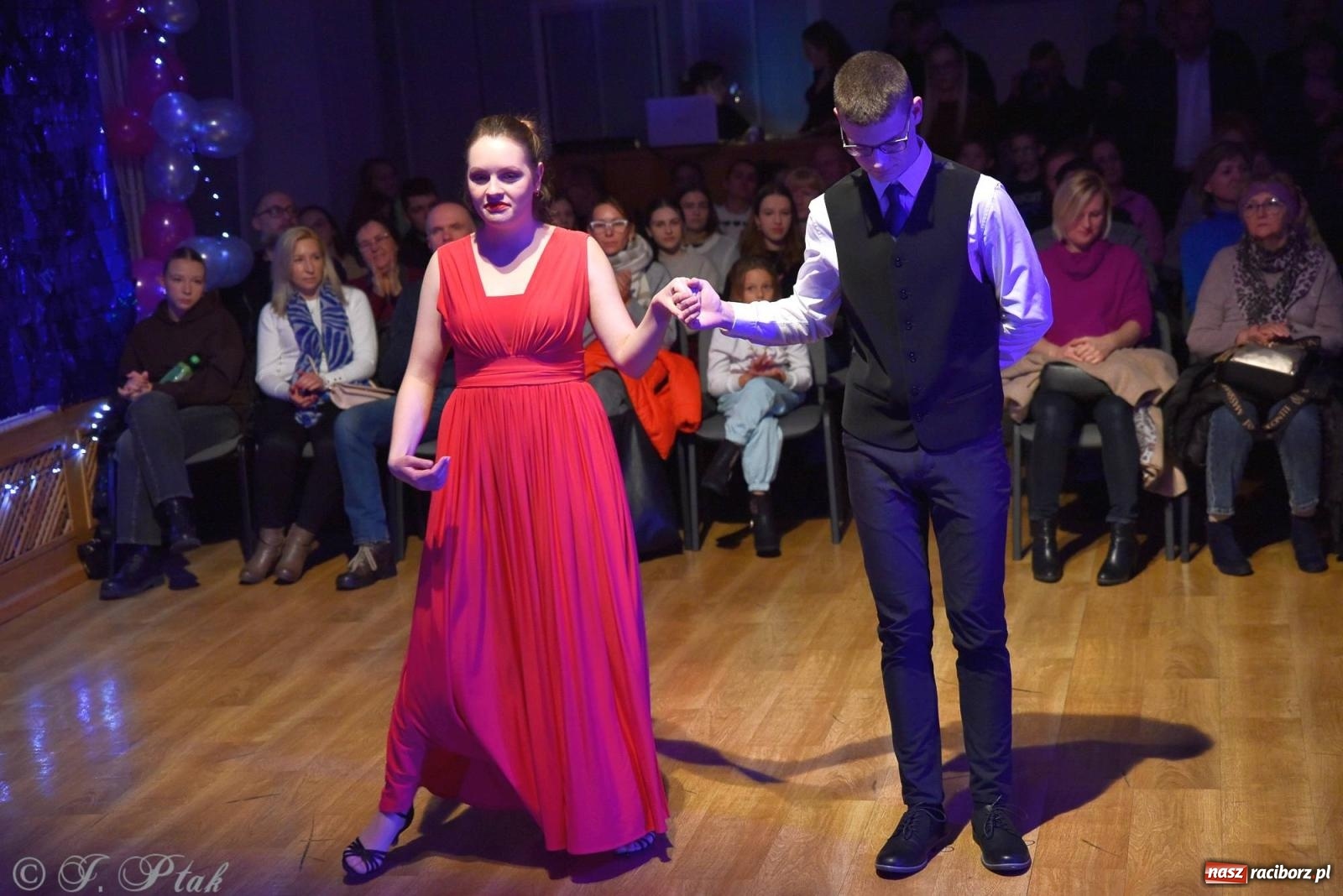 Zdjęcie w galerii na portalu naszraciborz.pl: Andrzejkowy zawrót głowy - pokazy tańca towarzyskiego w MDK wiadomości z regionu