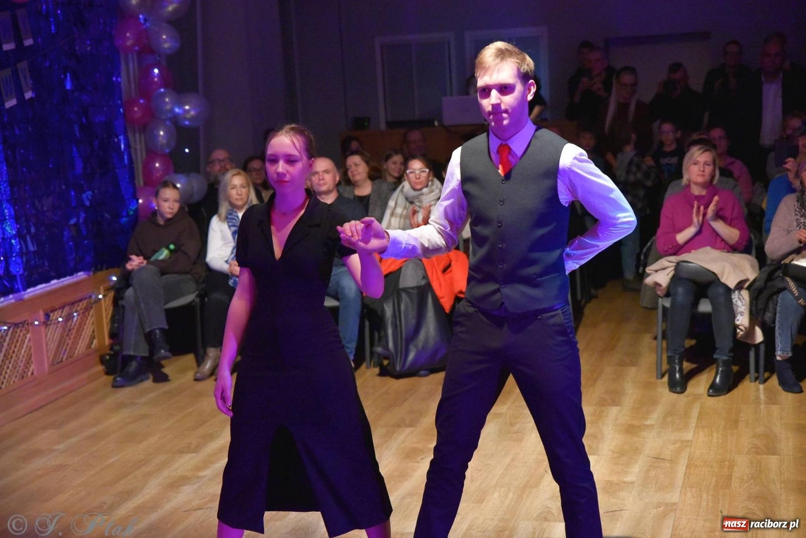 Zdjęcie w galerii na portalu naszraciborz.pl: Andrzejkowy zawrót głowy - pokazy tańca towarzyskiego w MDK wiadomości z regionu