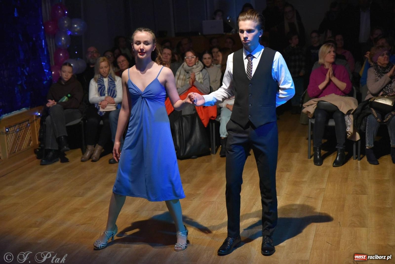 Zdjęcie w galerii na portalu naszraciborz.pl: Andrzejkowy zawrót głowy - pokazy tańca towarzyskiego w MDK wiadomości z regionu