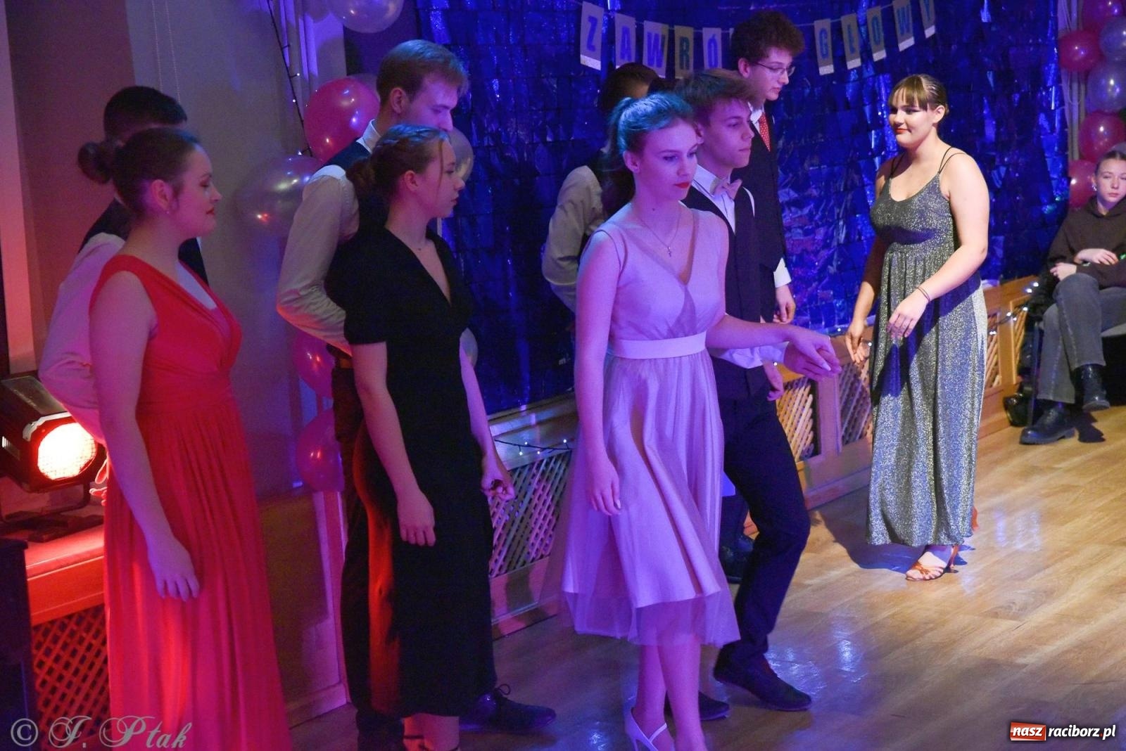 Zdjęcie w galerii na portalu naszraciborz.pl: Andrzejkowy zawrót głowy - pokazy tańca towarzyskiego w MDK wiadomości z regionu