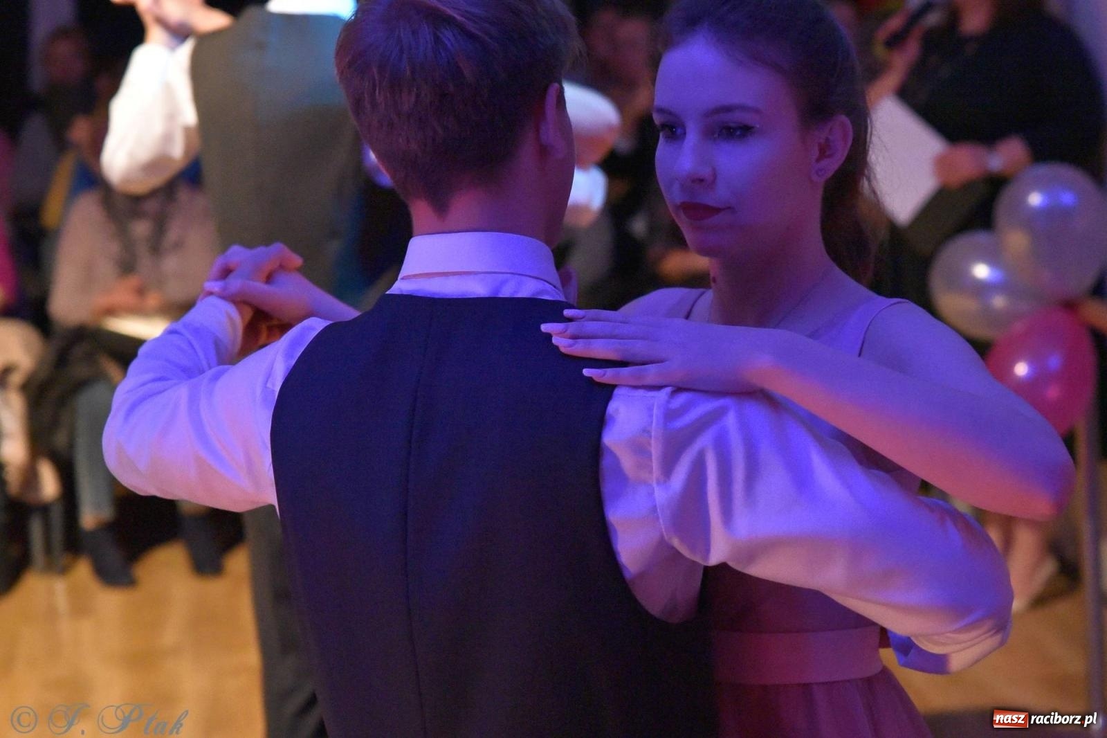Zdjęcie w galerii na portalu naszraciborz.pl: Andrzejkowy zawrót głowy - pokazy tańca towarzyskiego w MDK wiadomości z regionu