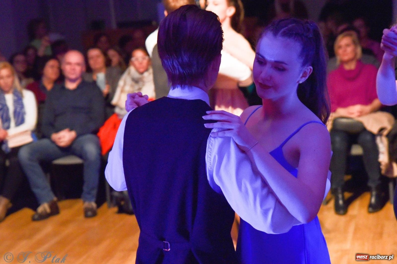 Zdjęcie w galerii na portalu naszraciborz.pl: Andrzejkowy zawrót głowy - pokazy tańca towarzyskiego w MDK wiadomości z regionu