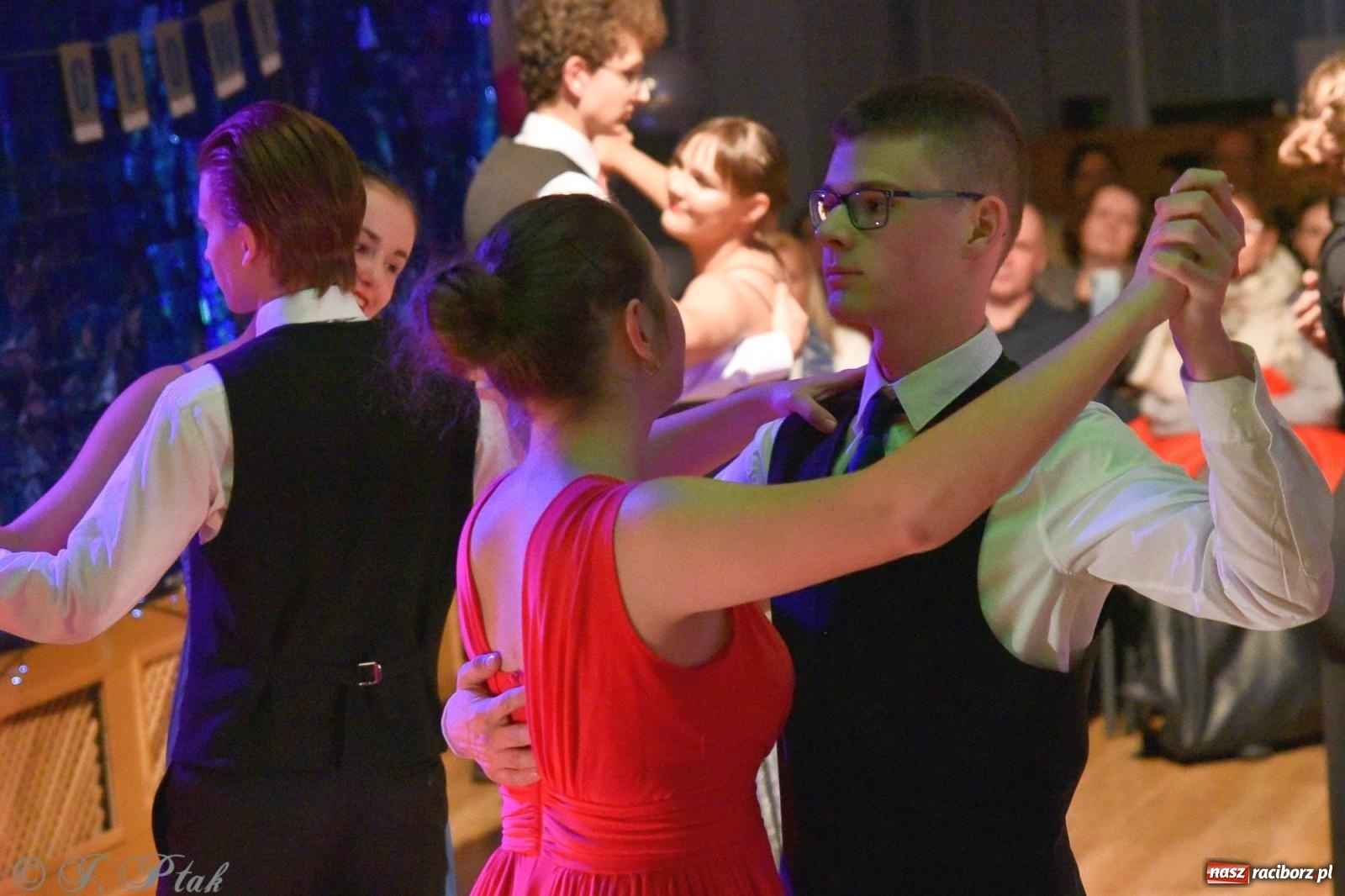 Zdjęcie w galerii na portalu naszraciborz.pl: Andrzejkowy zawrót głowy - pokazy tańca towarzyskiego w MDK wiadomości z regionu
