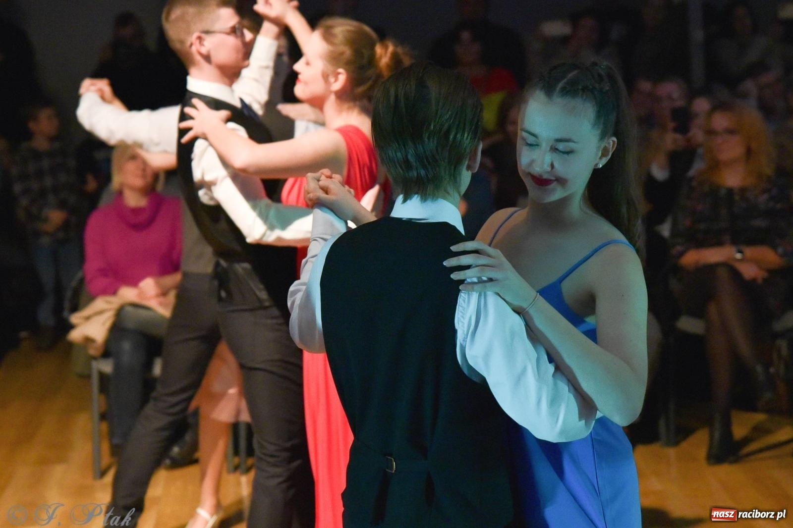 Zdjęcie w galerii na portalu naszraciborz.pl: Andrzejkowy zawrót głowy - pokazy tańca towarzyskiego w MDK wiadomości z regionu