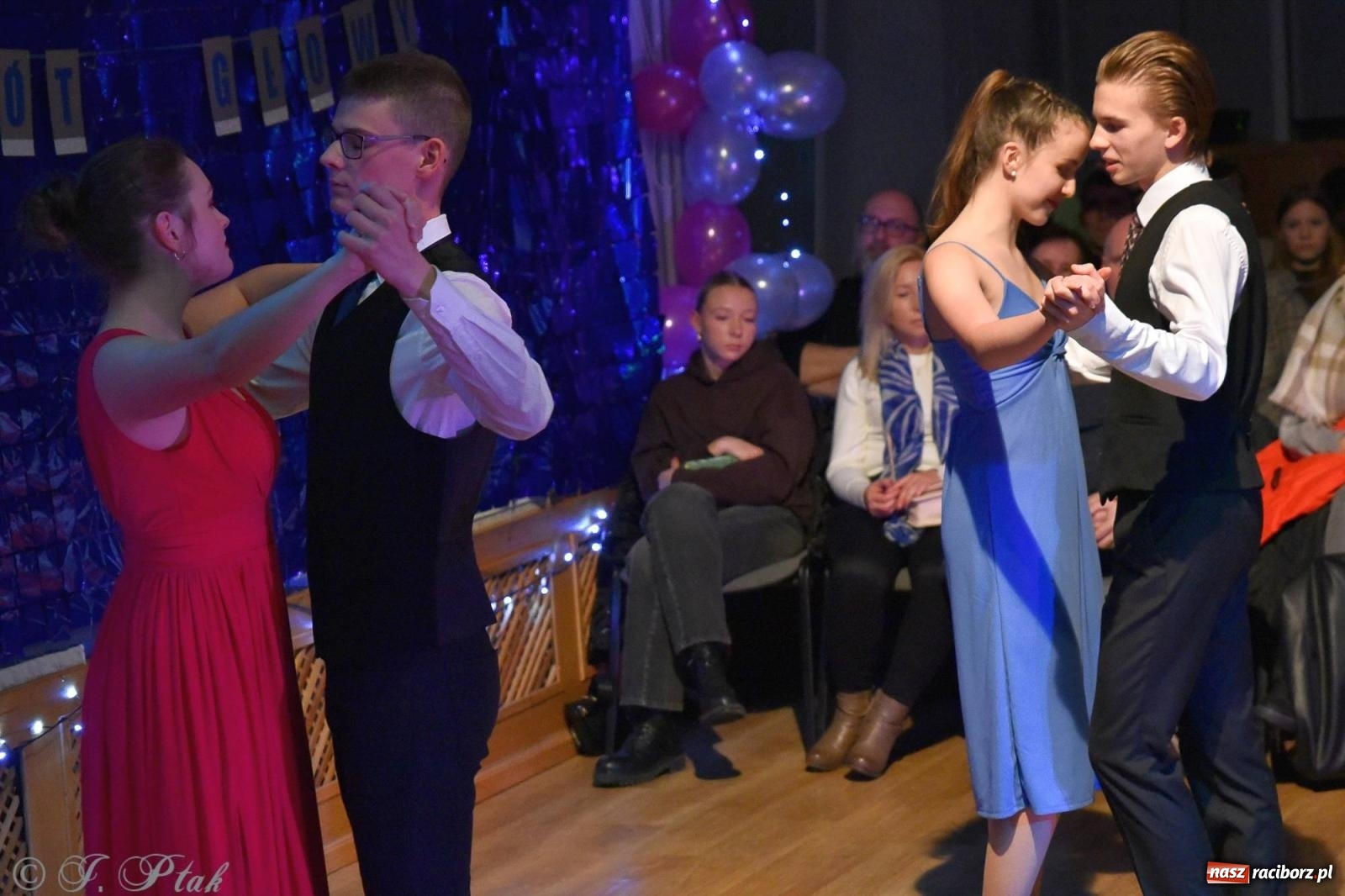Zdjęcie w galerii na portalu naszraciborz.pl: Andrzejkowy zawrót głowy - pokazy tańca towarzyskiego w MDK wiadomości z regionu