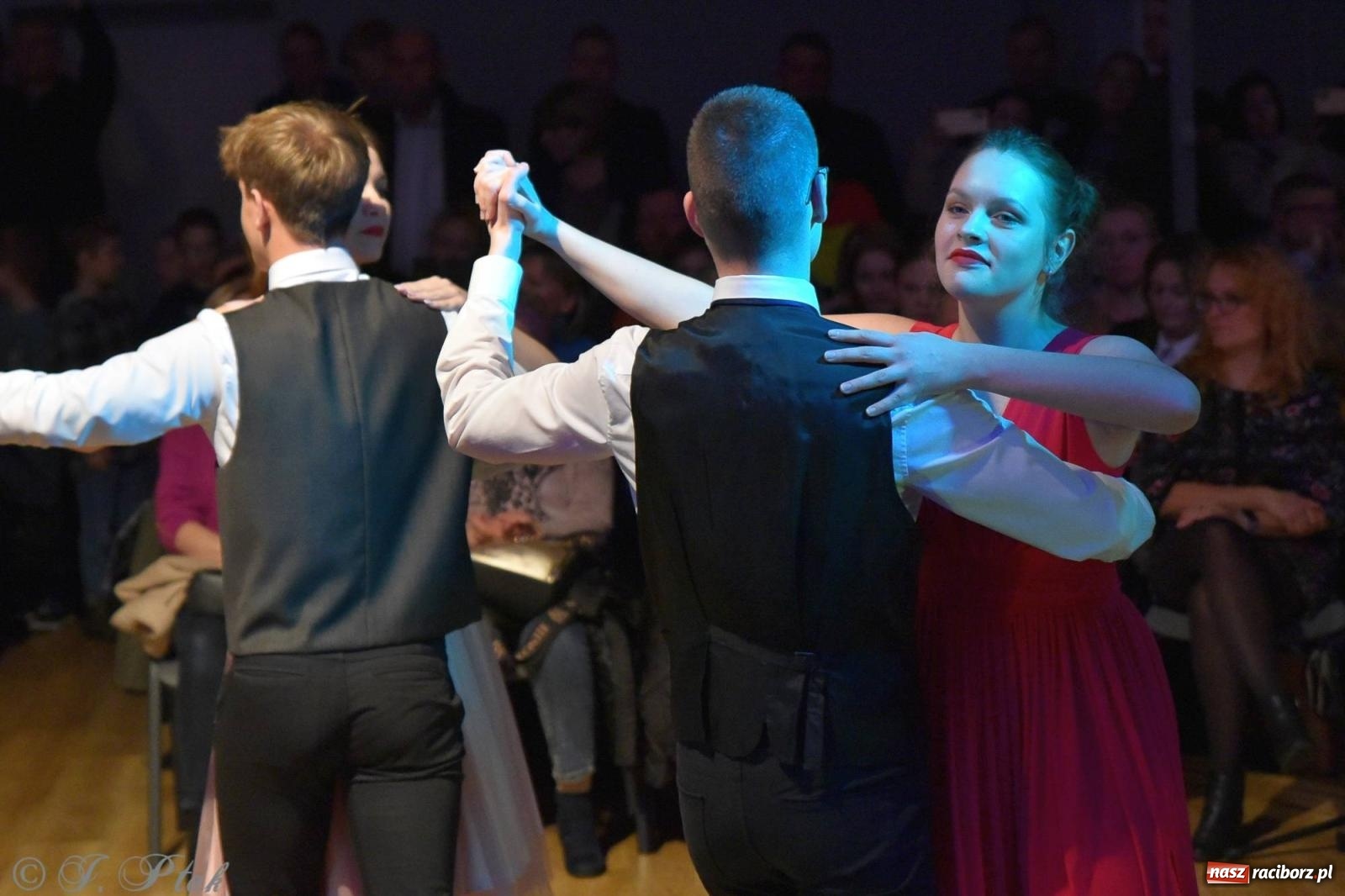 Zdjęcie w galerii na portalu naszraciborz.pl: Andrzejkowy zawrót głowy - pokazy tańca towarzyskiego w MDK wiadomości z regionu