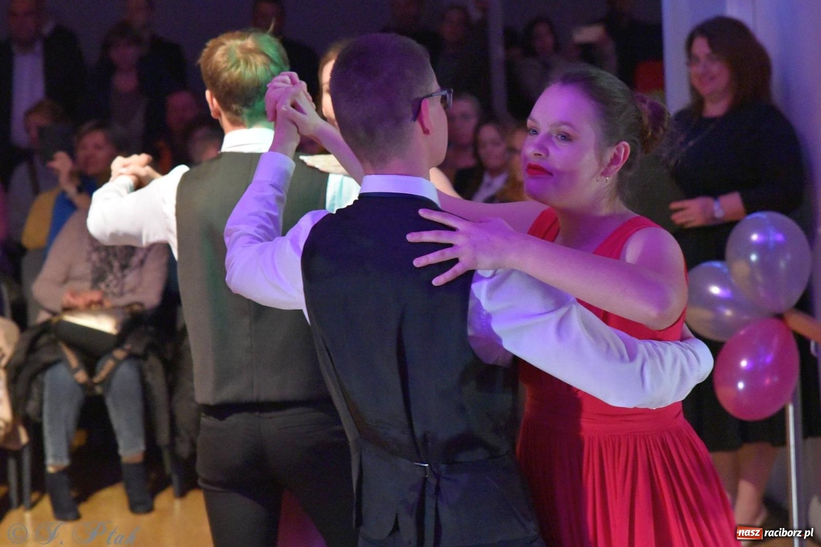Zdjęcie w galerii na portalu naszraciborz.pl: Andrzejkowy zawrót głowy - pokazy tańca towarzyskiego w MDK wiadomości z regionu