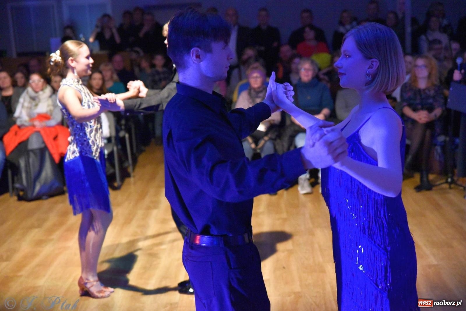 Zdjęcie w galerii na portalu naszraciborz.pl: Andrzejkowy zawrót głowy - pokazy tańca towarzyskiego w MDK wiadomości z regionu
