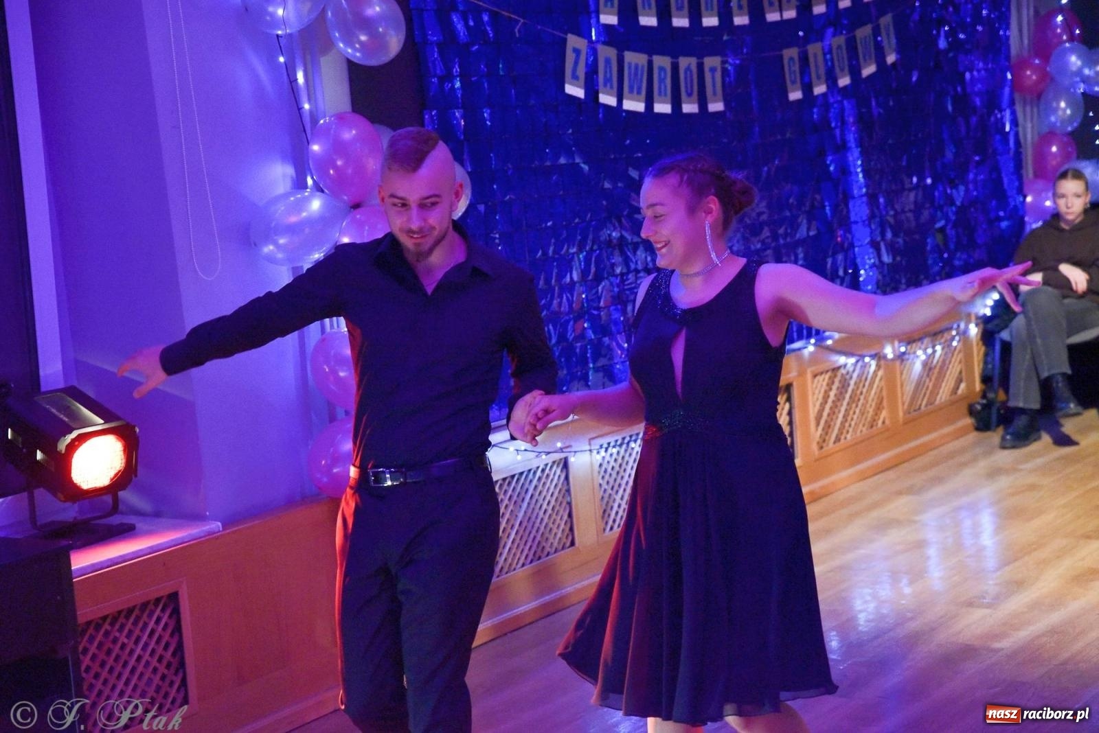 Zdjęcie w galerii na portalu naszraciborz.pl: Andrzejkowy zawrót głowy - pokazy tańca towarzyskiego w MDK wiadomości z regionu