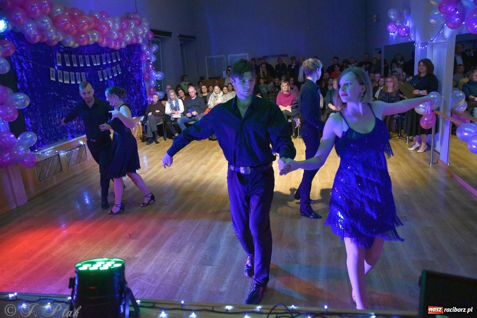 Zdjęcie w galerii na portalu naszraciborz.pl: Andrzejkowy zawrót głowy - pokazy tańca towarzyskiego w MDK wiadomości z regionu