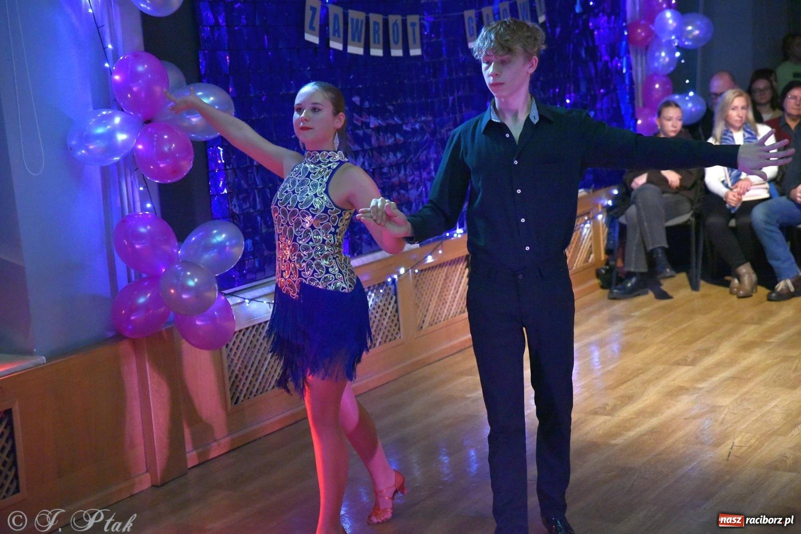 Zdjęcie w galerii na portalu naszraciborz.pl: Andrzejkowy zawrót głowy - pokazy tańca towarzyskiego w MDK wiadomości z regionu