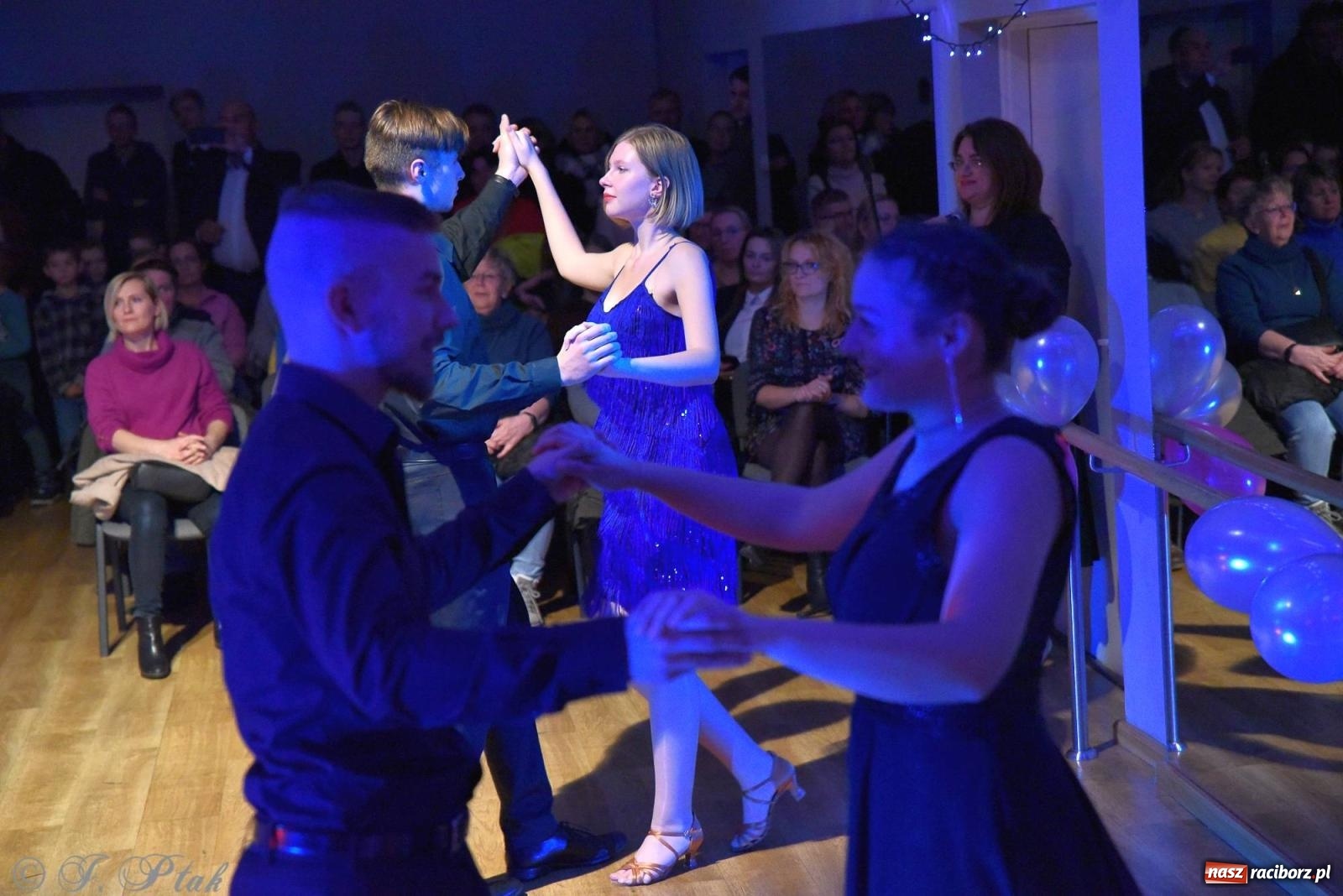 Zdjęcie w galerii na portalu naszraciborz.pl: Andrzejkowy zawrót głowy - pokazy tańca towarzyskiego w MDK wiadomości z regionu