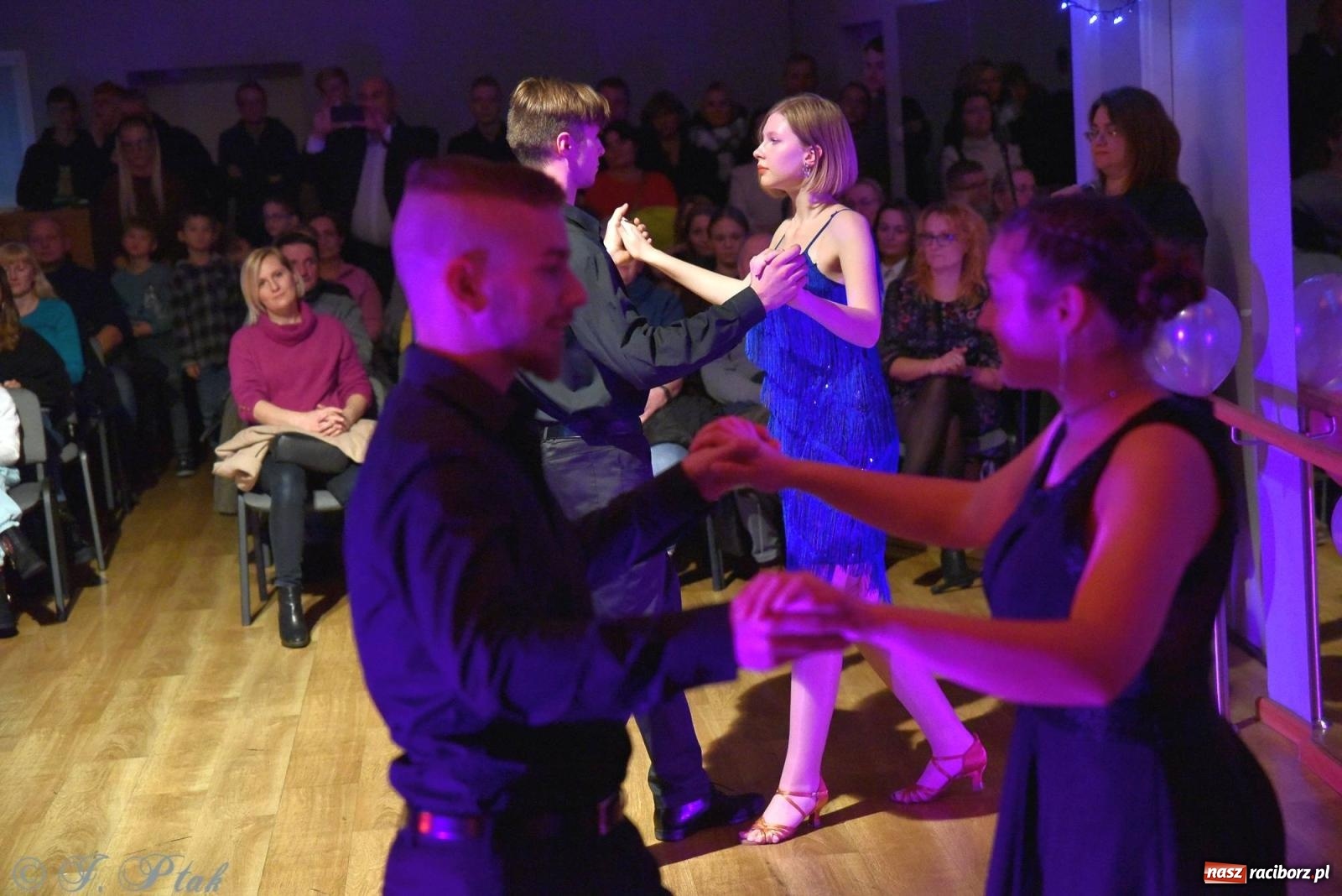 Zdjęcie w galerii na portalu naszraciborz.pl: Andrzejkowy zawrót głowy - pokazy tańca towarzyskiego w MDK wiadomości z regionu