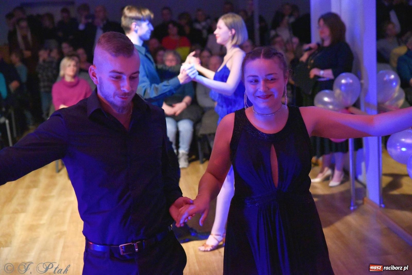 Zdjęcie w galerii na portalu naszraciborz.pl: Andrzejkowy zawrót głowy - pokazy tańca towarzyskiego w MDK wiadomości z regionu