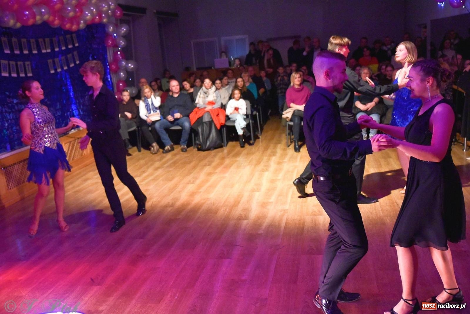 Zdjęcie w galerii na portalu naszraciborz.pl: Andrzejkowy zawrót głowy - pokazy tańca towarzyskiego w MDK wiadomości z regionu