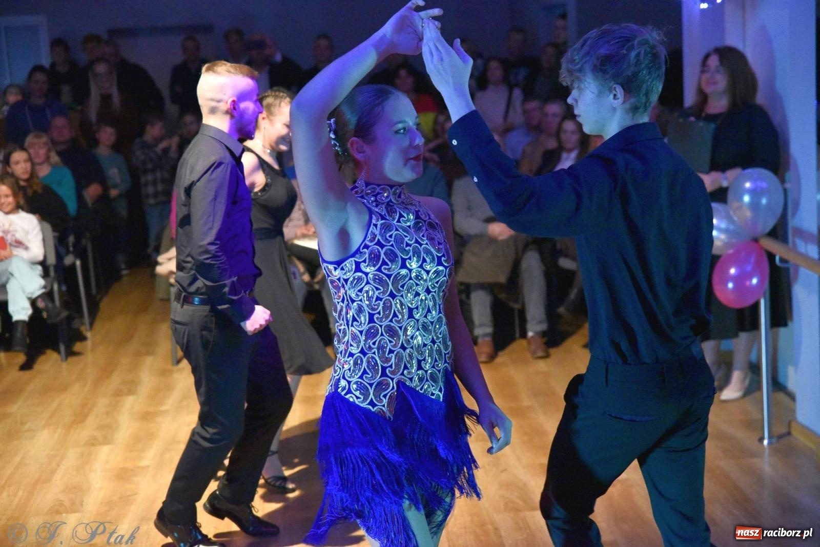 Zdjęcie w galerii na portalu naszraciborz.pl: Andrzejkowy zawrót głowy - pokazy tańca towarzyskiego w MDK wiadomości z regionu