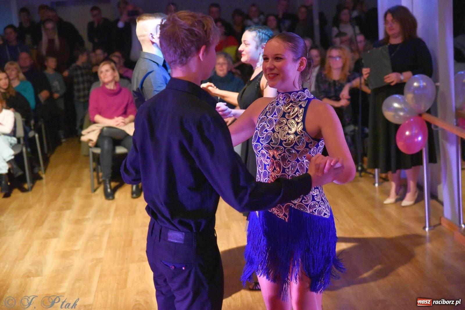 Zdjęcie w galerii na portalu naszraciborz.pl: Andrzejkowy zawrót głowy - pokazy tańca towarzyskiego w MDK wiadomości z regionu