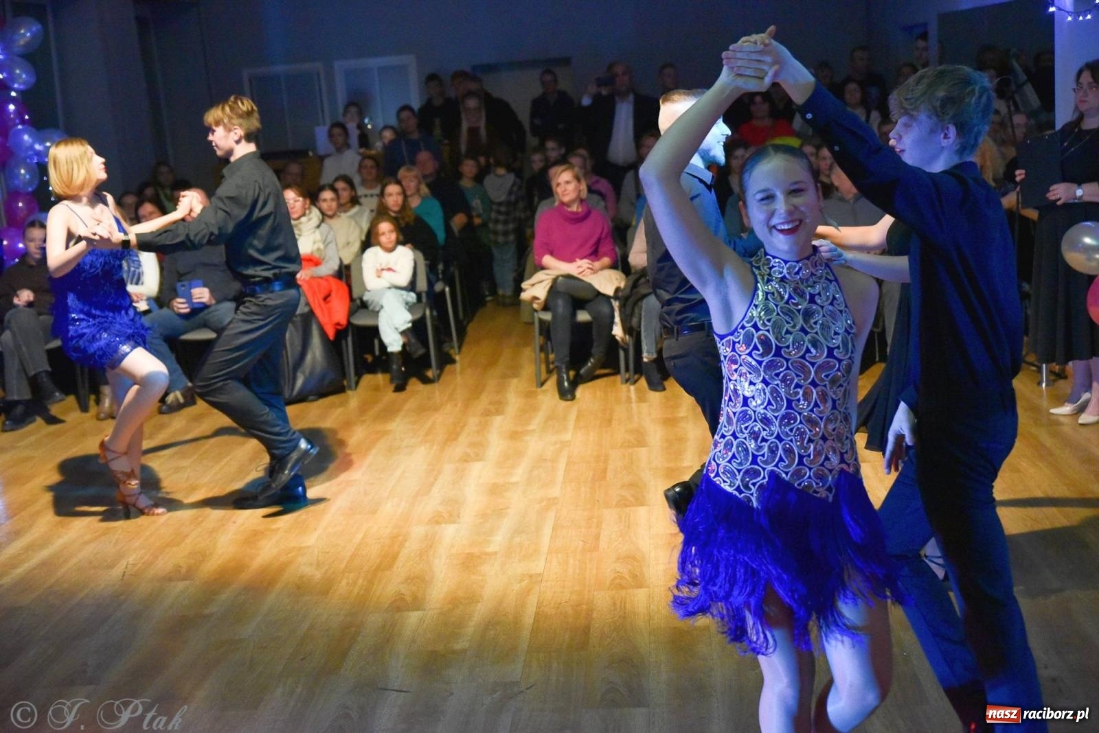 Zdjęcie w galerii na portalu naszraciborz.pl: Andrzejkowy zawrót głowy - pokazy tańca towarzyskiego w MDK wiadomości z regionu