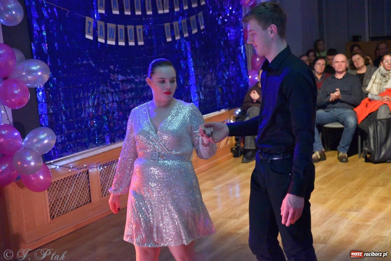 Zdjęcie w galerii na portalu naszraciborz.pl: Andrzejkowy zawrót głowy - pokazy tańca towarzyskiego w MDK wiadomości z regionu