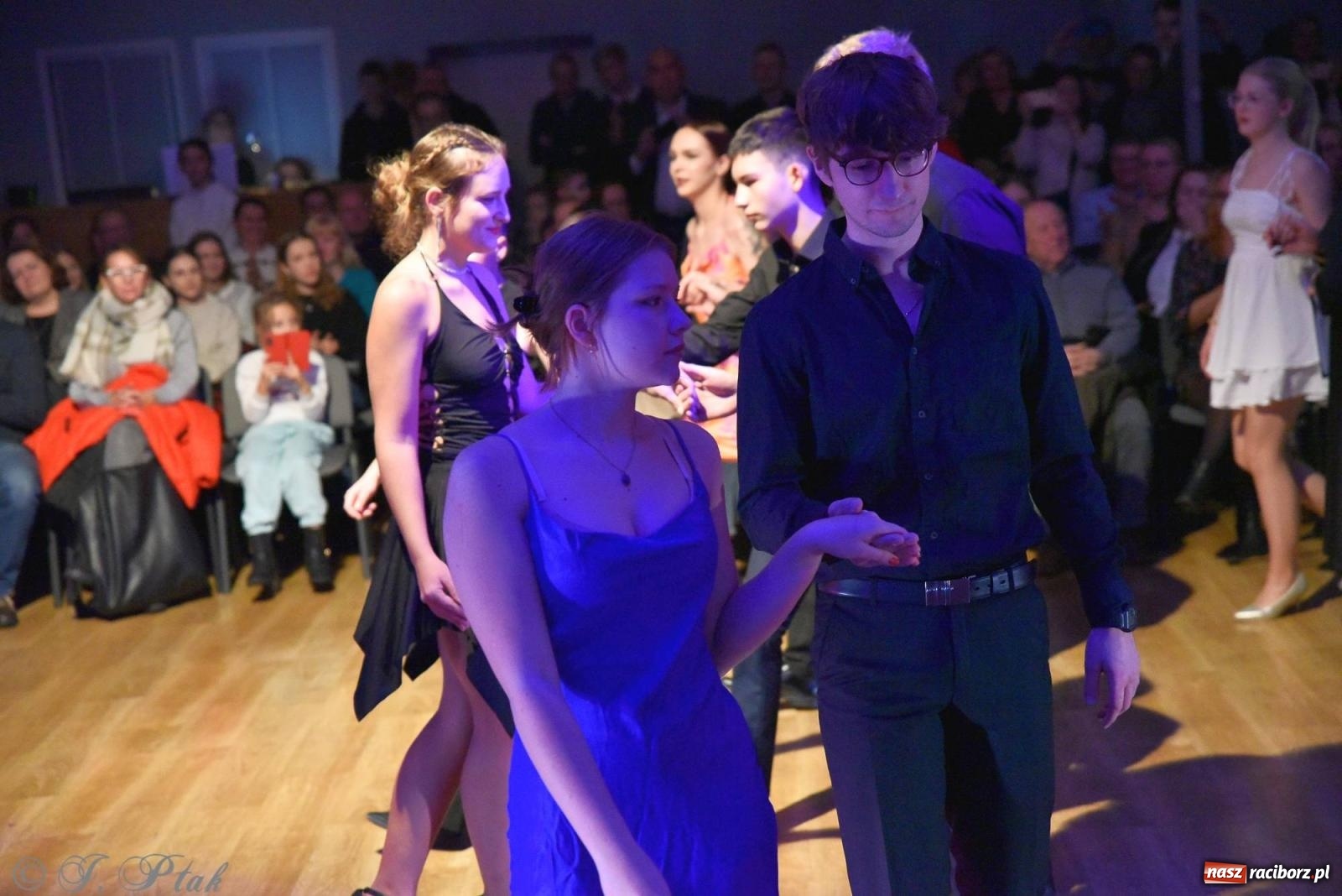Zdjęcie w galerii na portalu naszraciborz.pl: Andrzejkowy zawrót głowy - pokazy tańca towarzyskiego w MDK wiadomości z regionu