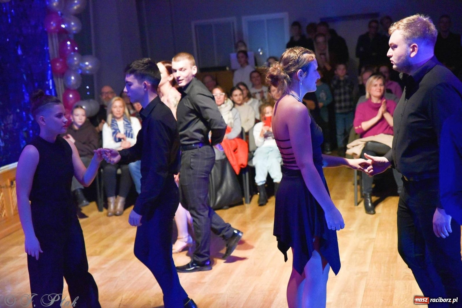 Zdjęcie w galerii na portalu naszraciborz.pl: Andrzejkowy zawrót głowy - pokazy tańca towarzyskiego w MDK wiadomości z regionu