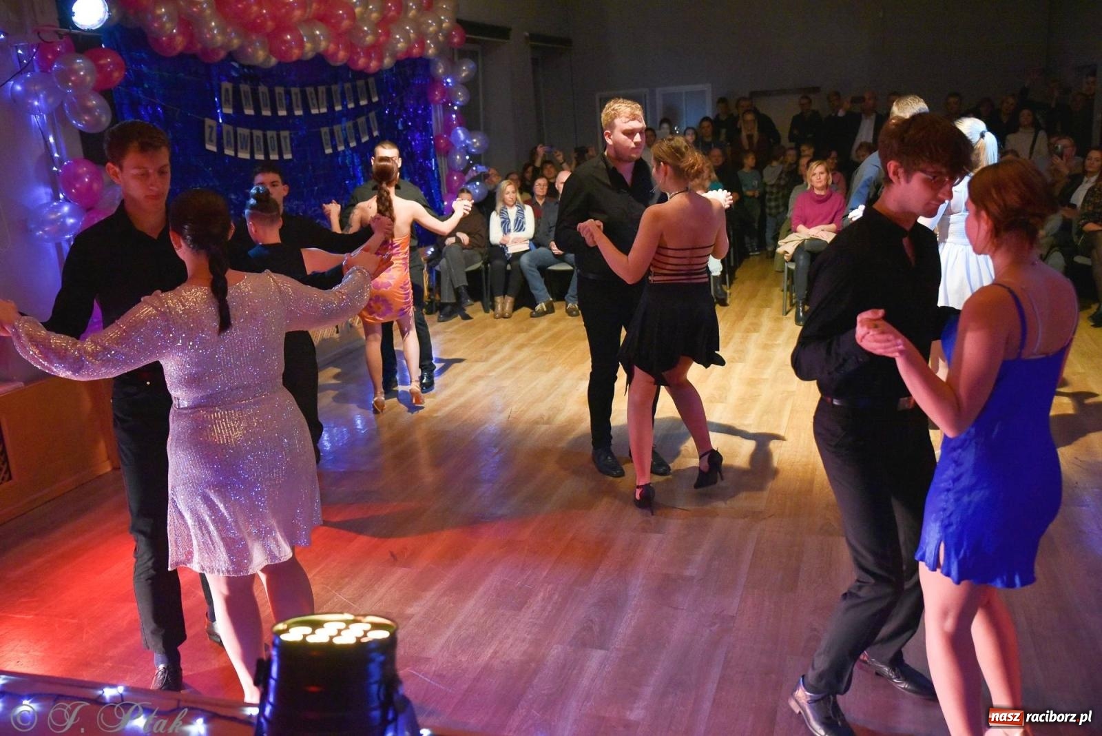 Zdjęcie w galerii na portalu naszraciborz.pl: Andrzejkowy zawrót głowy - pokazy tańca towarzyskiego w MDK wiadomości z regionu