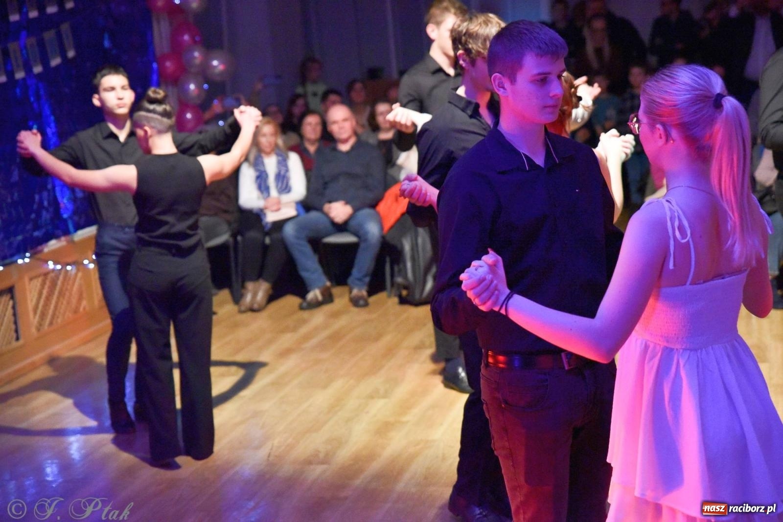 Zdjęcie w galerii na portalu naszraciborz.pl: Andrzejkowy zawrót głowy - pokazy tańca towarzyskiego w MDK wiadomości z regionu