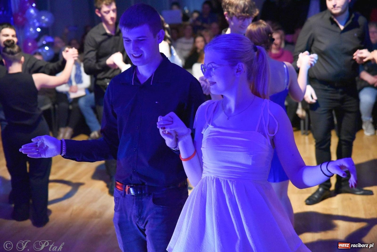 Zdjęcie w galerii na portalu naszraciborz.pl: Andrzejkowy zawrót głowy - pokazy tańca towarzyskiego w MDK wiadomości z regionu