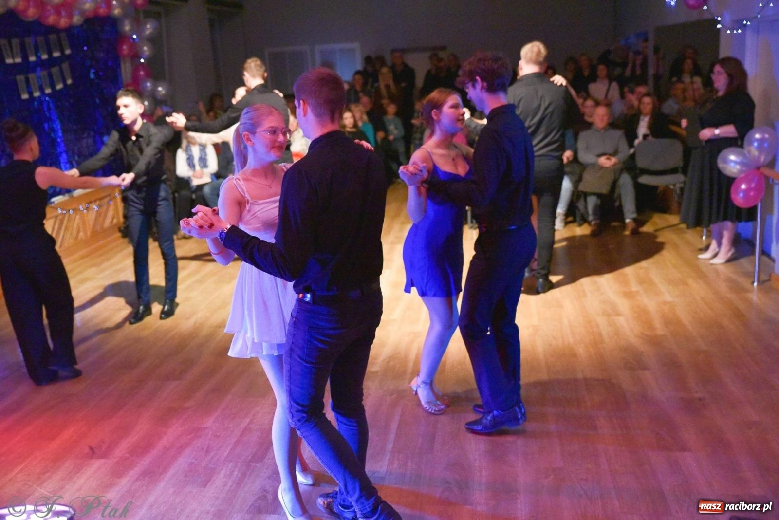 Zdjęcie w galerii na portalu naszraciborz.pl: Andrzejkowy zawrót głowy - pokazy tańca towarzyskiego w MDK wiadomości z regionu