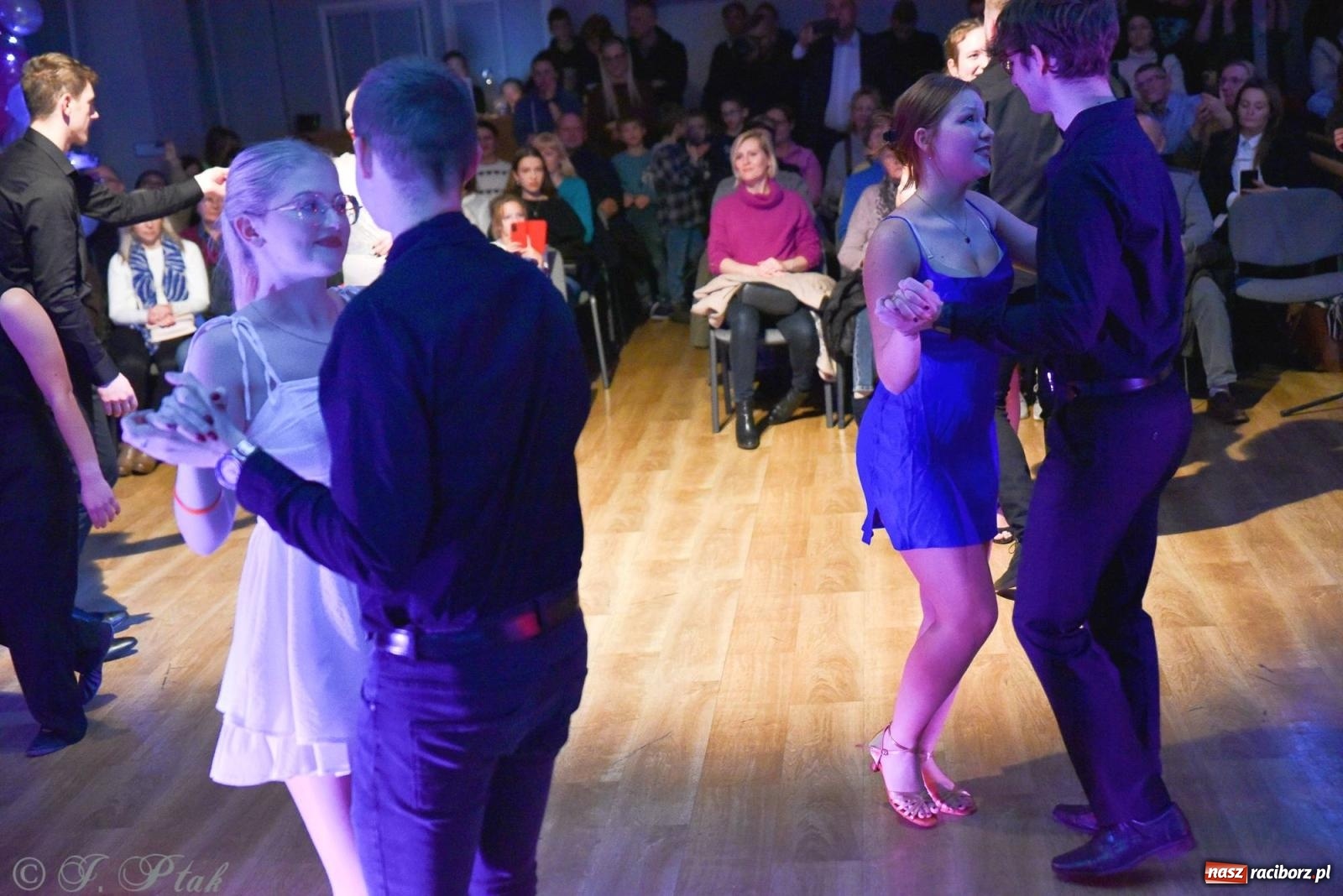 Zdjęcie w galerii na portalu naszraciborz.pl: Andrzejkowy zawrót głowy - pokazy tańca towarzyskiego w MDK wiadomości z regionu