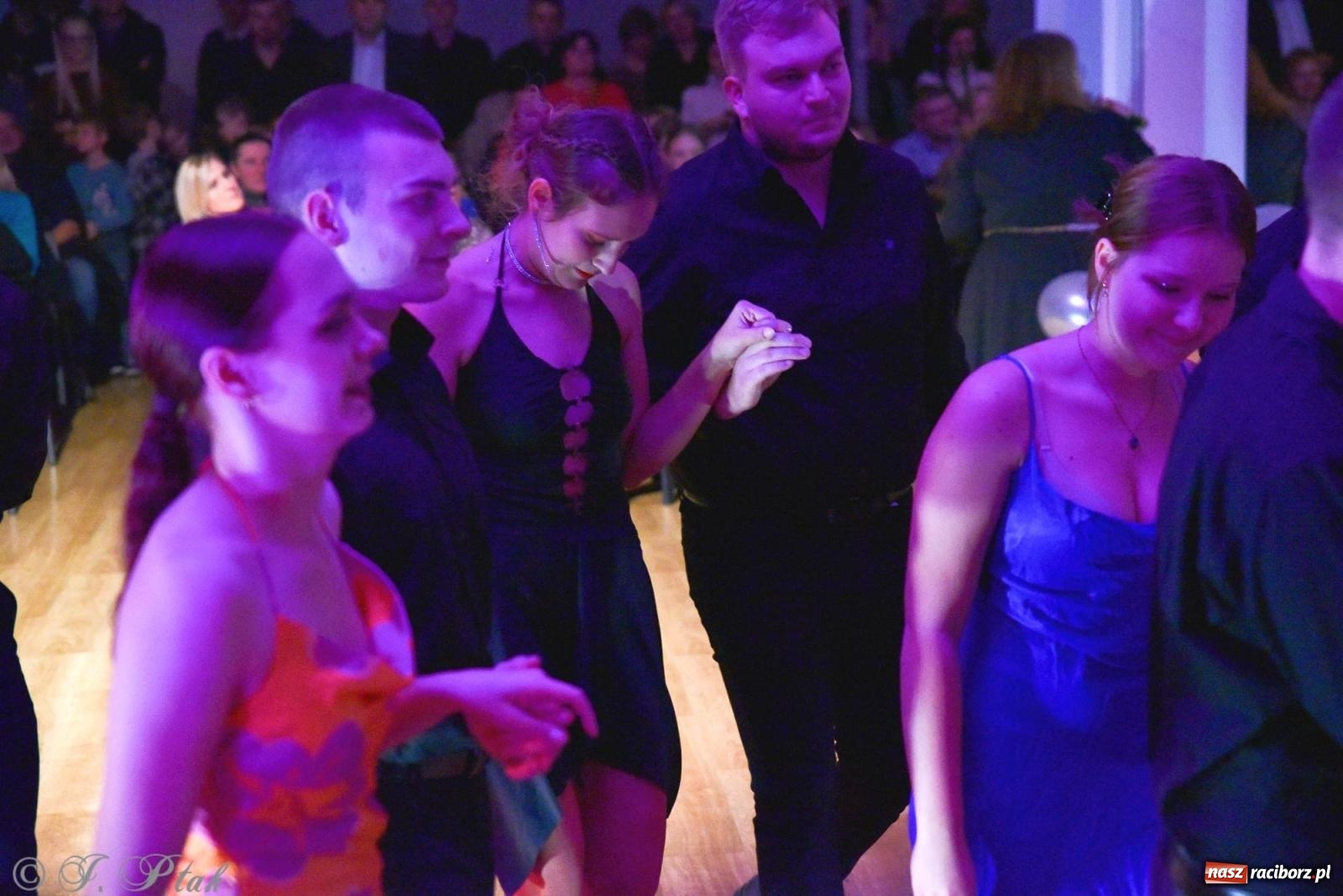 Zdjęcie w galerii na portalu naszraciborz.pl: Andrzejkowy zawrót głowy - pokazy tańca towarzyskiego w MDK wiadomości z regionu