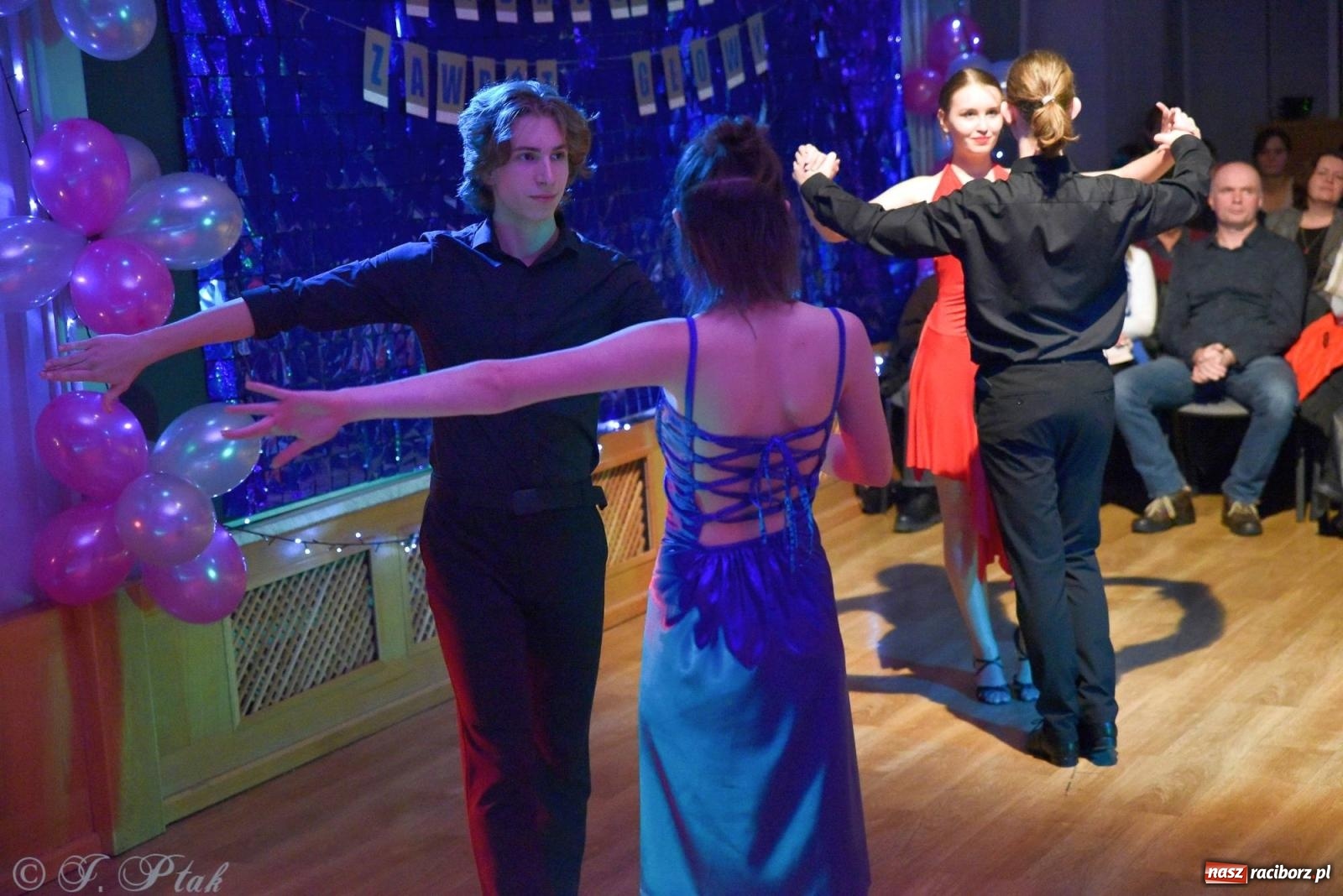Zdjęcie w galerii na portalu naszraciborz.pl: Andrzejkowy zawrót głowy - pokazy tańca towarzyskiego w MDK wiadomości z regionu