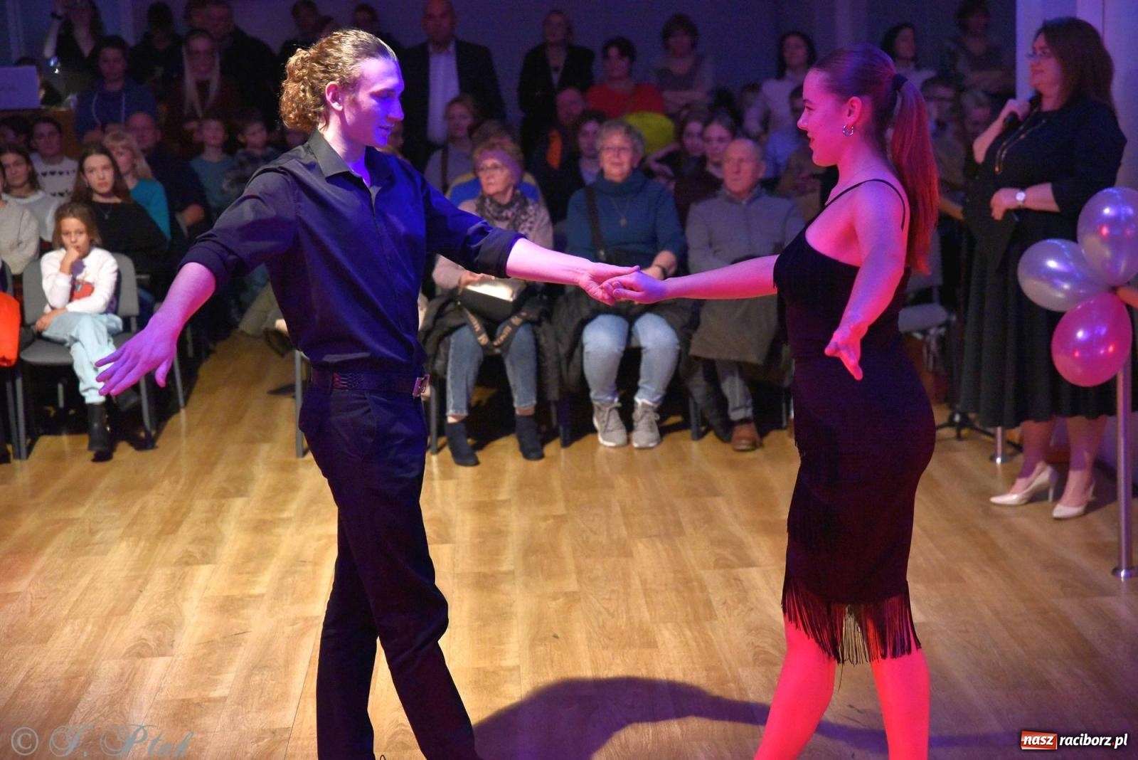 Zdjęcie w galerii na portalu naszraciborz.pl: Andrzejkowy zawrót głowy - pokazy tańca towarzyskiego w MDK wiadomości z regionu