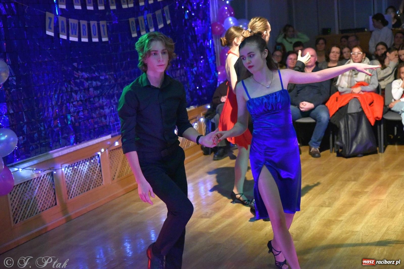Zdjęcie w galerii na portalu naszraciborz.pl: Andrzejkowy zawrót głowy - pokazy tańca towarzyskiego w MDK wiadomości z regionu