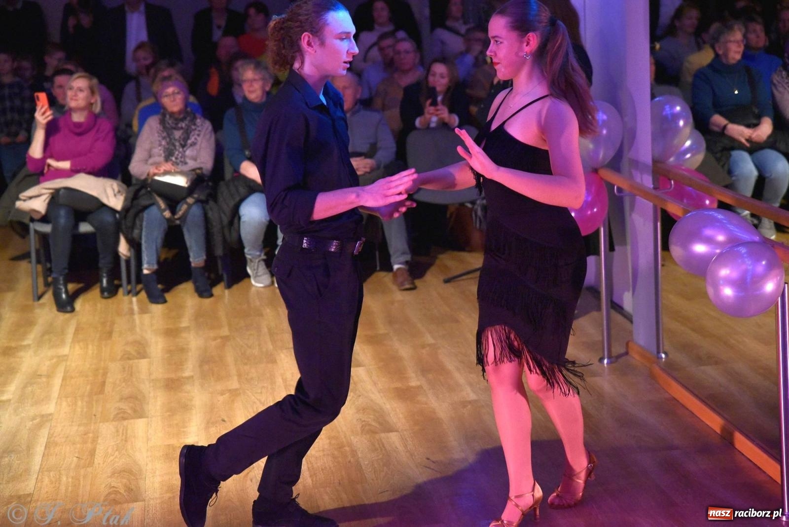 Zdjęcie w galerii na portalu naszraciborz.pl: Andrzejkowy zawrót głowy - pokazy tańca towarzyskiego w MDK wiadomości z regionu