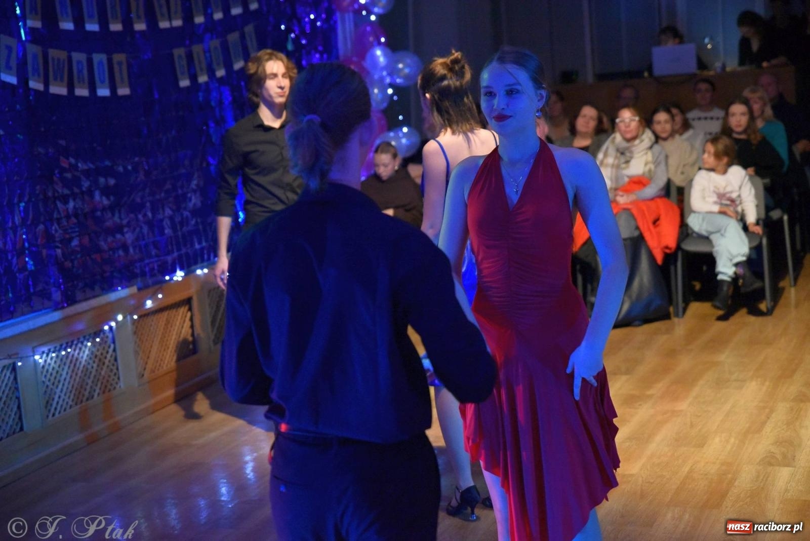 Zdjęcie w galerii na portalu naszraciborz.pl: Andrzejkowy zawrót głowy - pokazy tańca towarzyskiego w MDK wiadomości z regionu